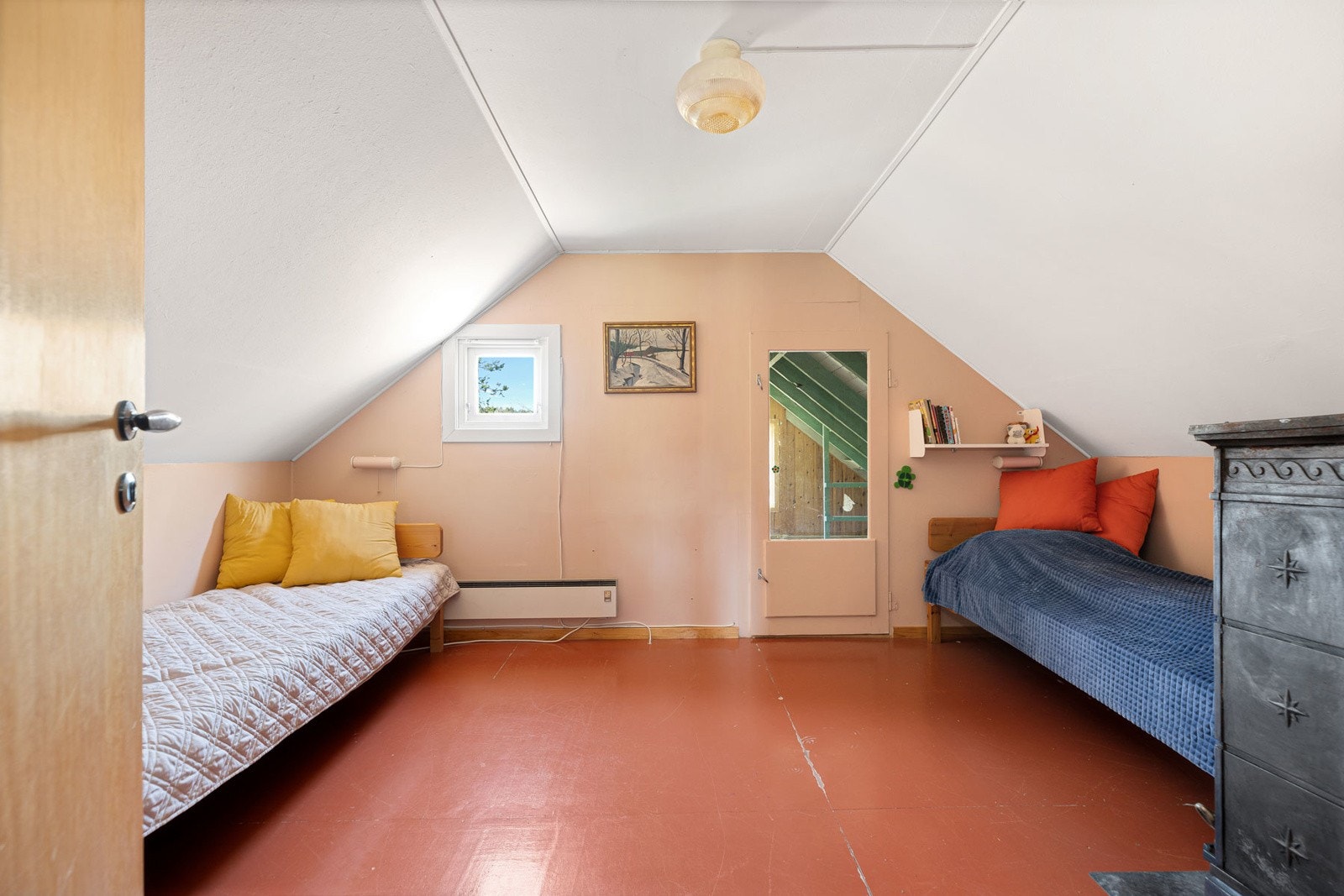 Soverom nr. 2 i 2 etasje. Dør videre inn til den store boden Galleribilde