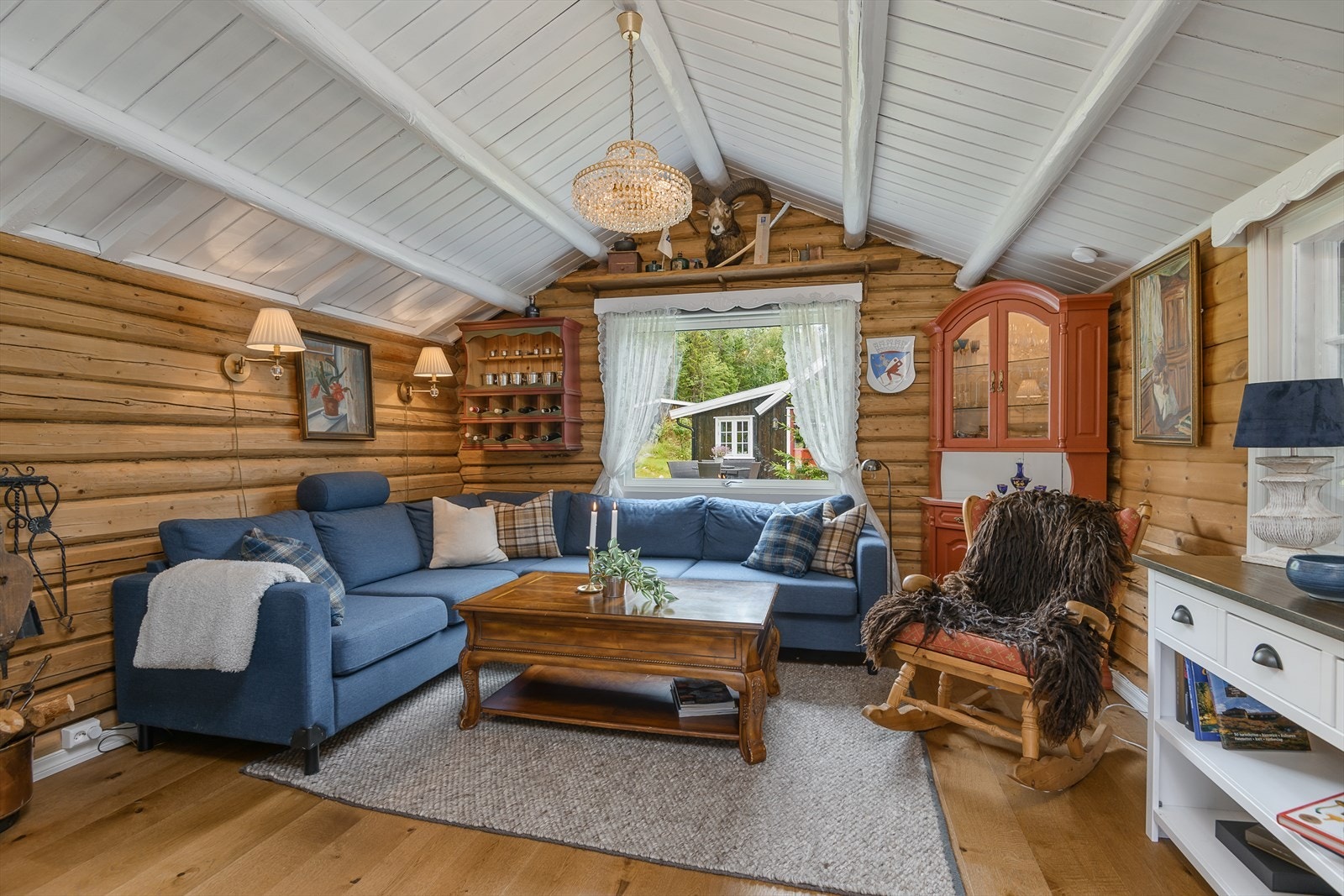 Stuen ligger i den opprinnelige tømmerdelen av hytta og er lunt innredet. Nytt gulv med varmefolie. Det meste av møbler inngår i salget. Galleribilde