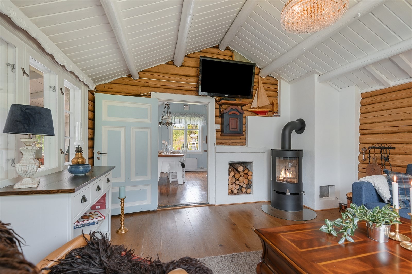 Stuen har åpent røste med lysmalte himlinger som gir god romfølelse. Galleribilde