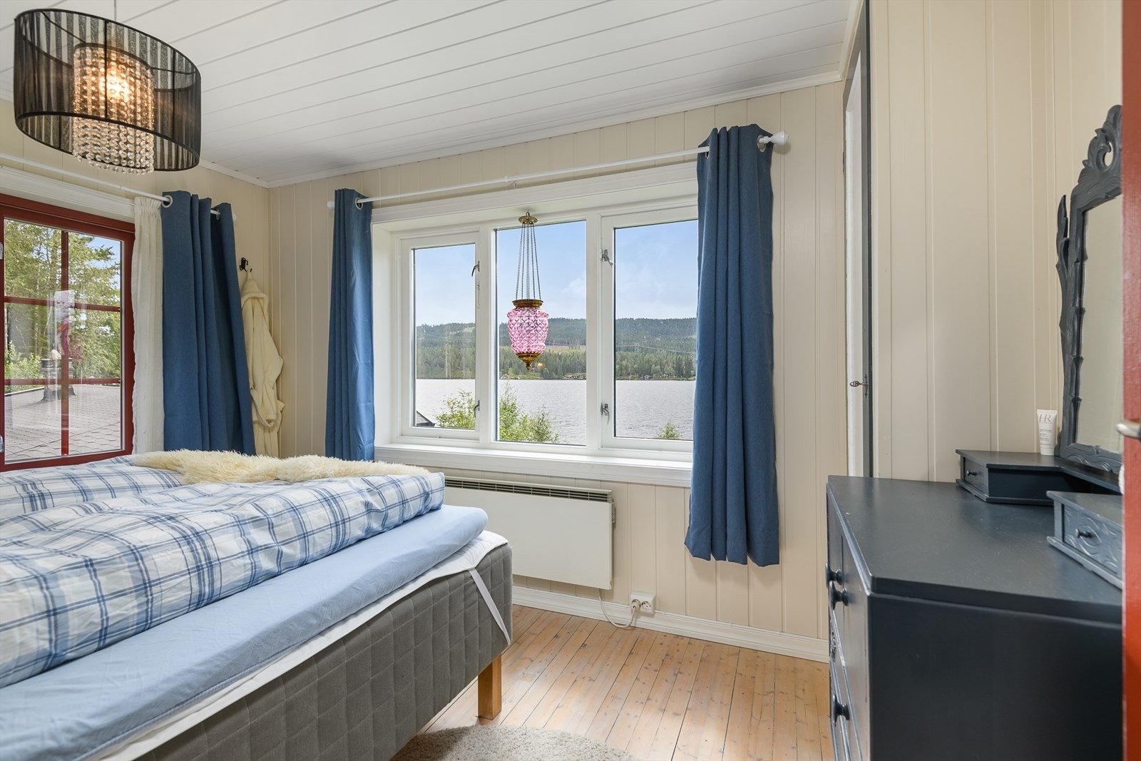 Hovedsoverommet er av god størrelse med dobbeltseng og en vakker utsikt å våkne til. Galleribilde