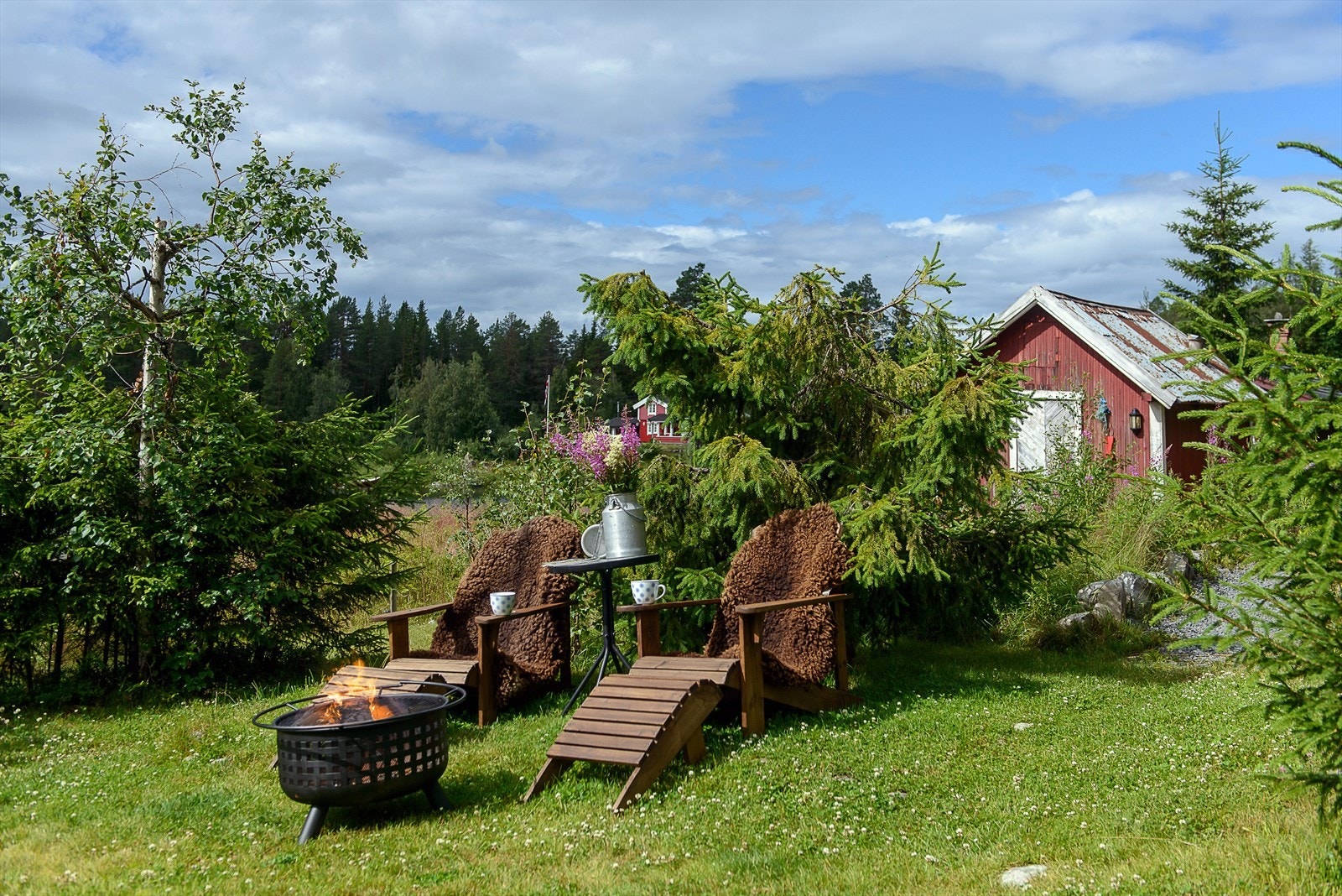 Det er flere trivelige sosiale soner hvor du kan nyte roen og naturen. Bygget i bakgrunn er uthuset som er definert som fritidsbolig H102 (Anneks). Galleribilde