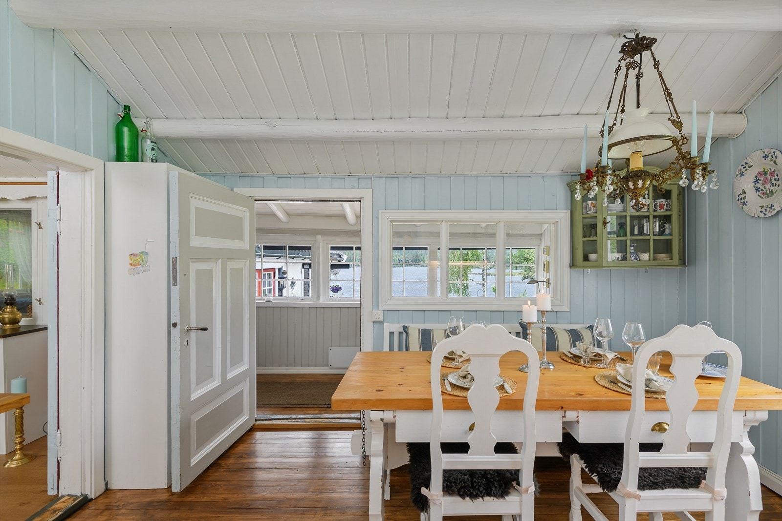 Kjøkkenet har komfyr og frittstående kjøleskap. Det meste av møbler inngår i salget. Det er luke til matkjeller i gulvet. Galleribilde