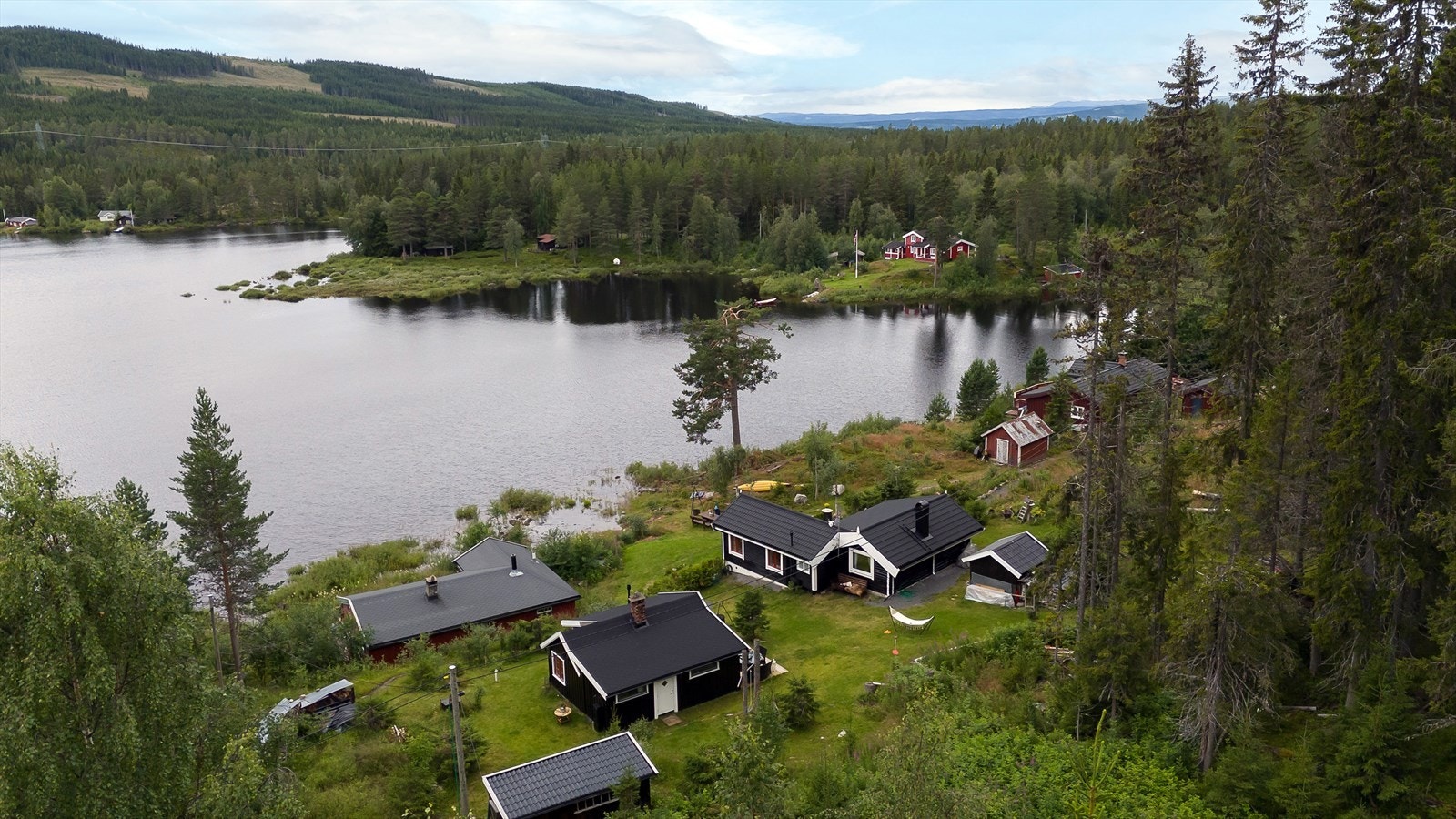 Fra hytta er det kort gange (200 m) langs sti til felles parkeringsplass. Galleribilde