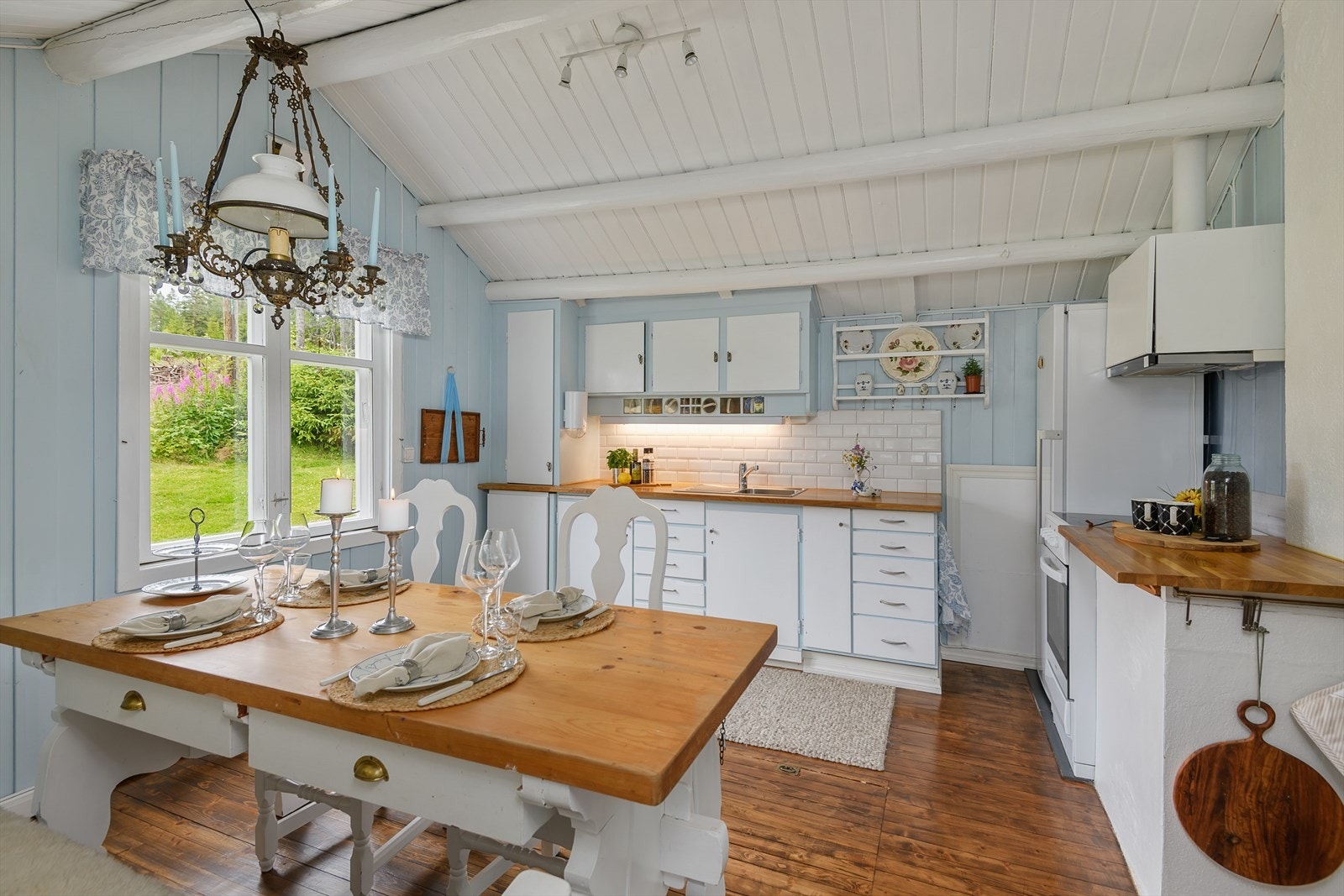 Kjøkkenet har spisegruppe og godt med lagringsplass i innredningen Galleribilde