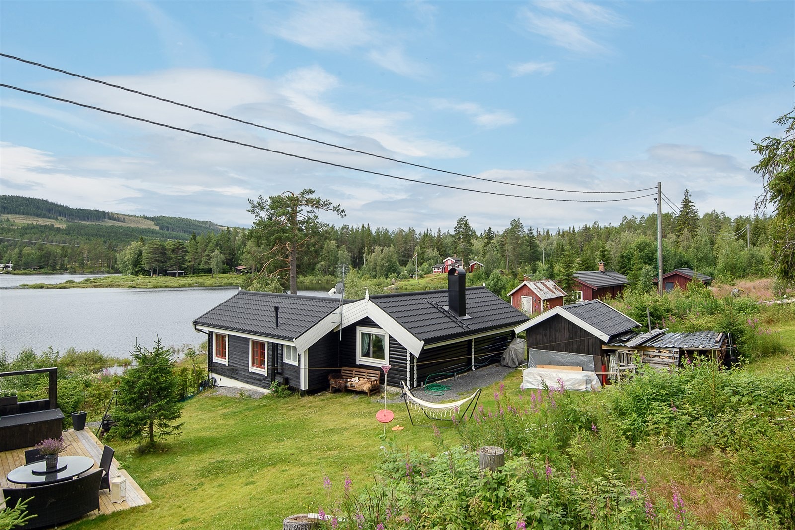 Tomten er som et tun med 3 ulike bygg og har flere koselige uteområder i tillegg til terrassen Galleribilde