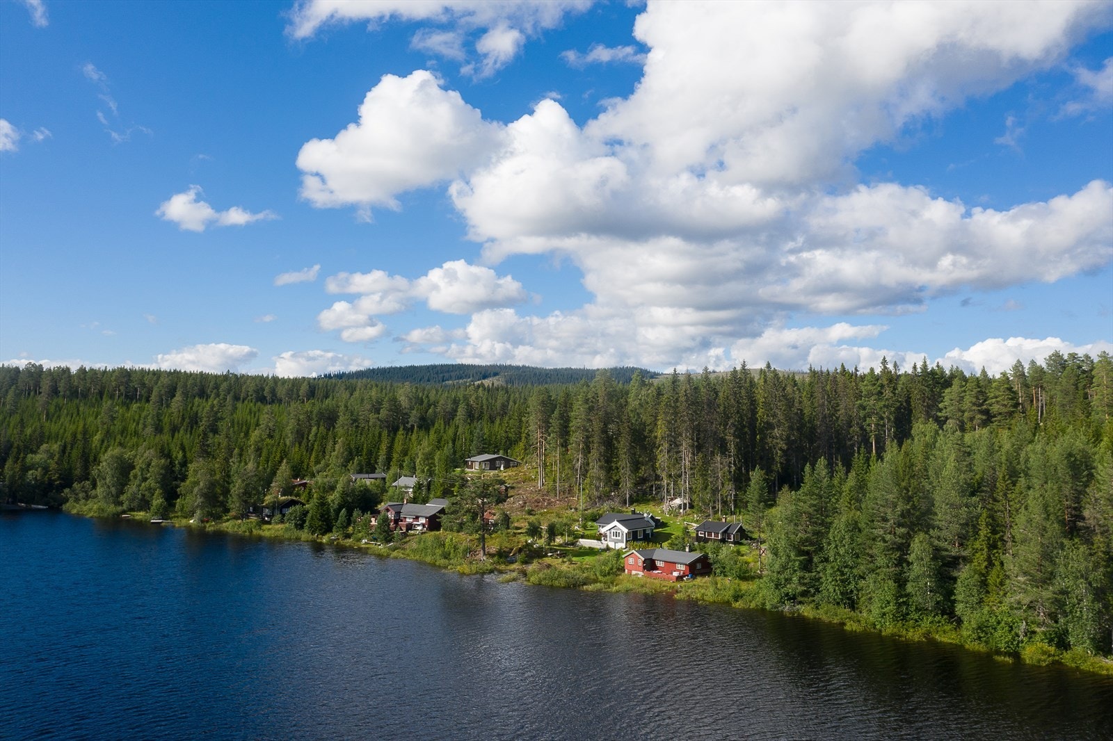 Det er kort avstand til Sjusjøen (ca. 13 km) med fantastiske fasiliteter både sommer og vinter Galleribilde