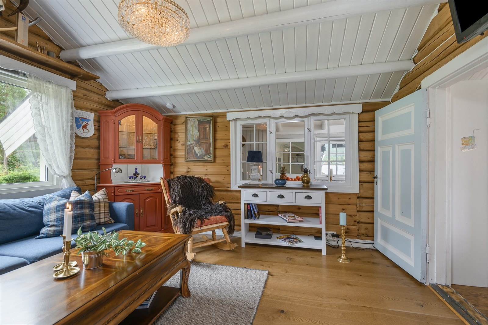 Stuen har vindu i gavlvegg og vindu inn til sommerstue. Galleribilde