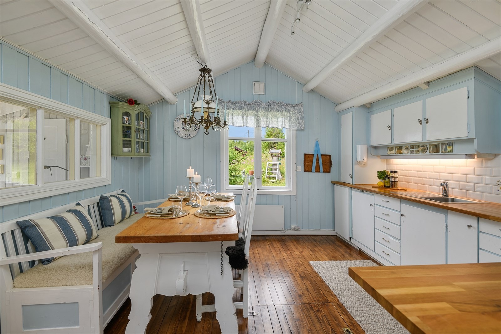 Lyst og innbydende kjøkken av god størrelse. Galleribilde