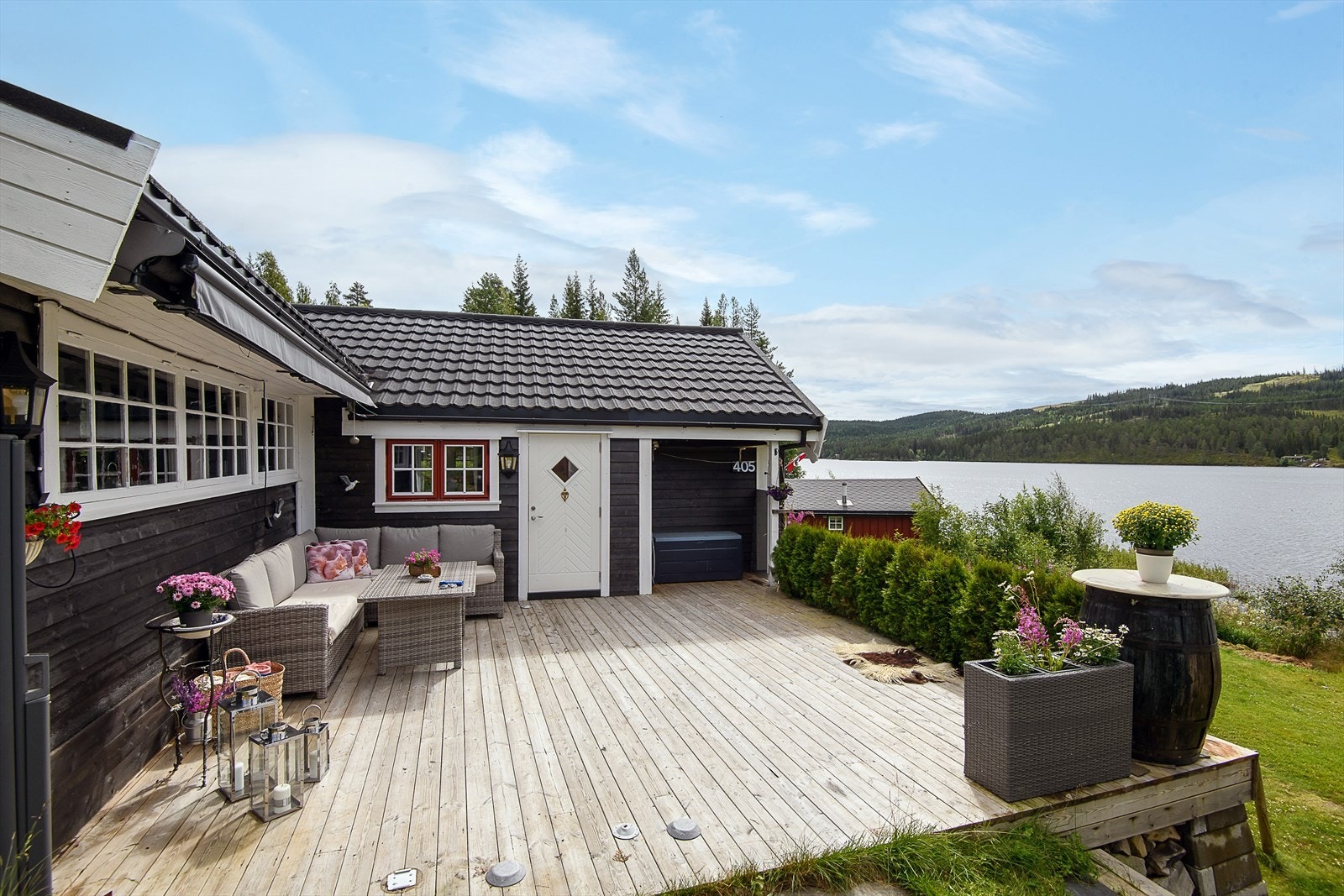 Romslig markterrasse ved inngangspartiet med flere gode møbleringsmuligheter. Galleribilde