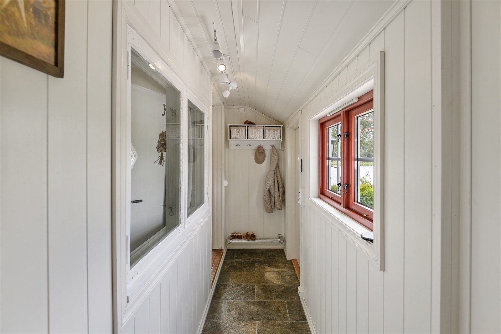 Det er plass for yttertøy i nisje. Galleribilde