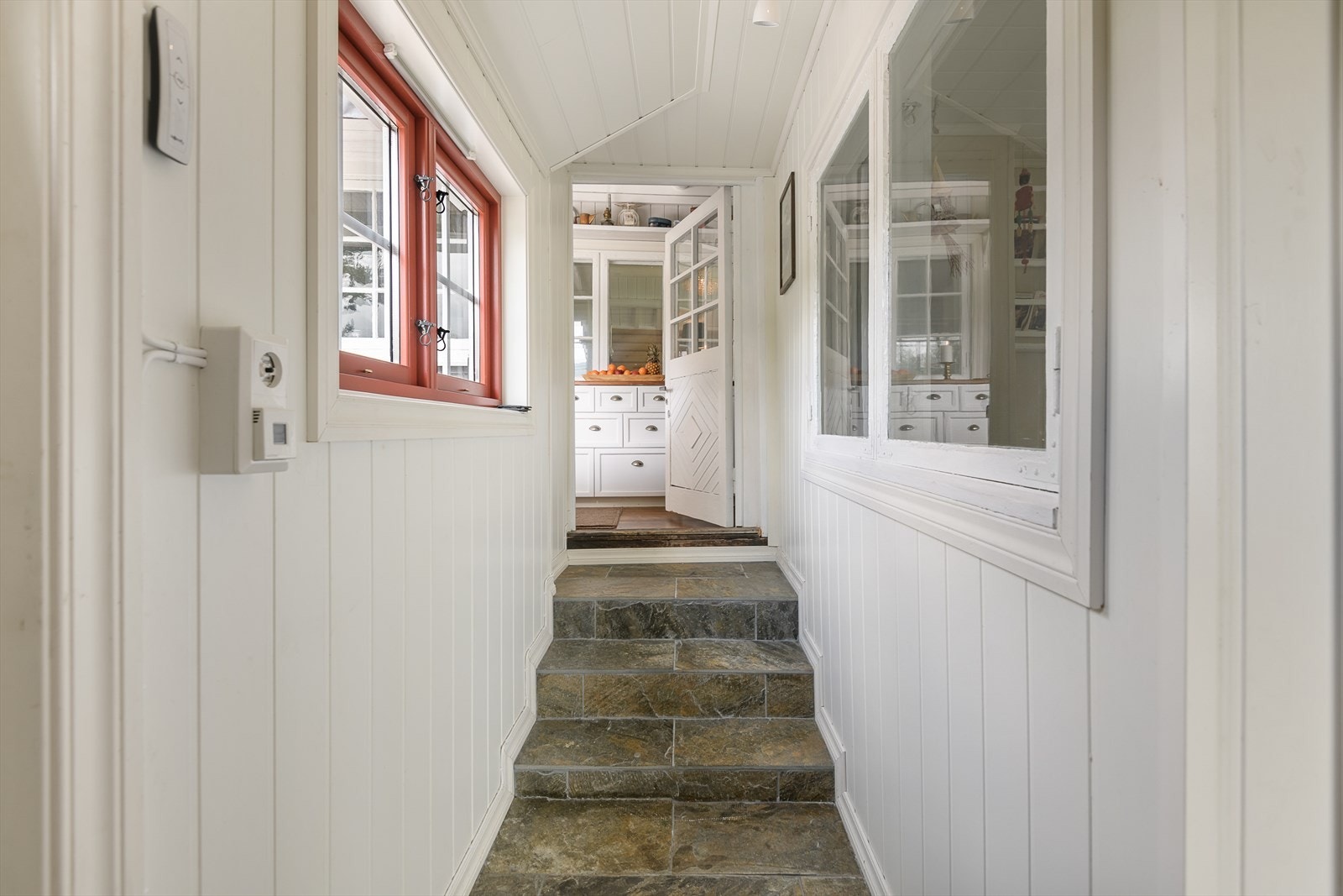 Fra entréen er det trapp opp til stue, kjøkken, sommerstue og bad. Varme i gulv. Galleribilde