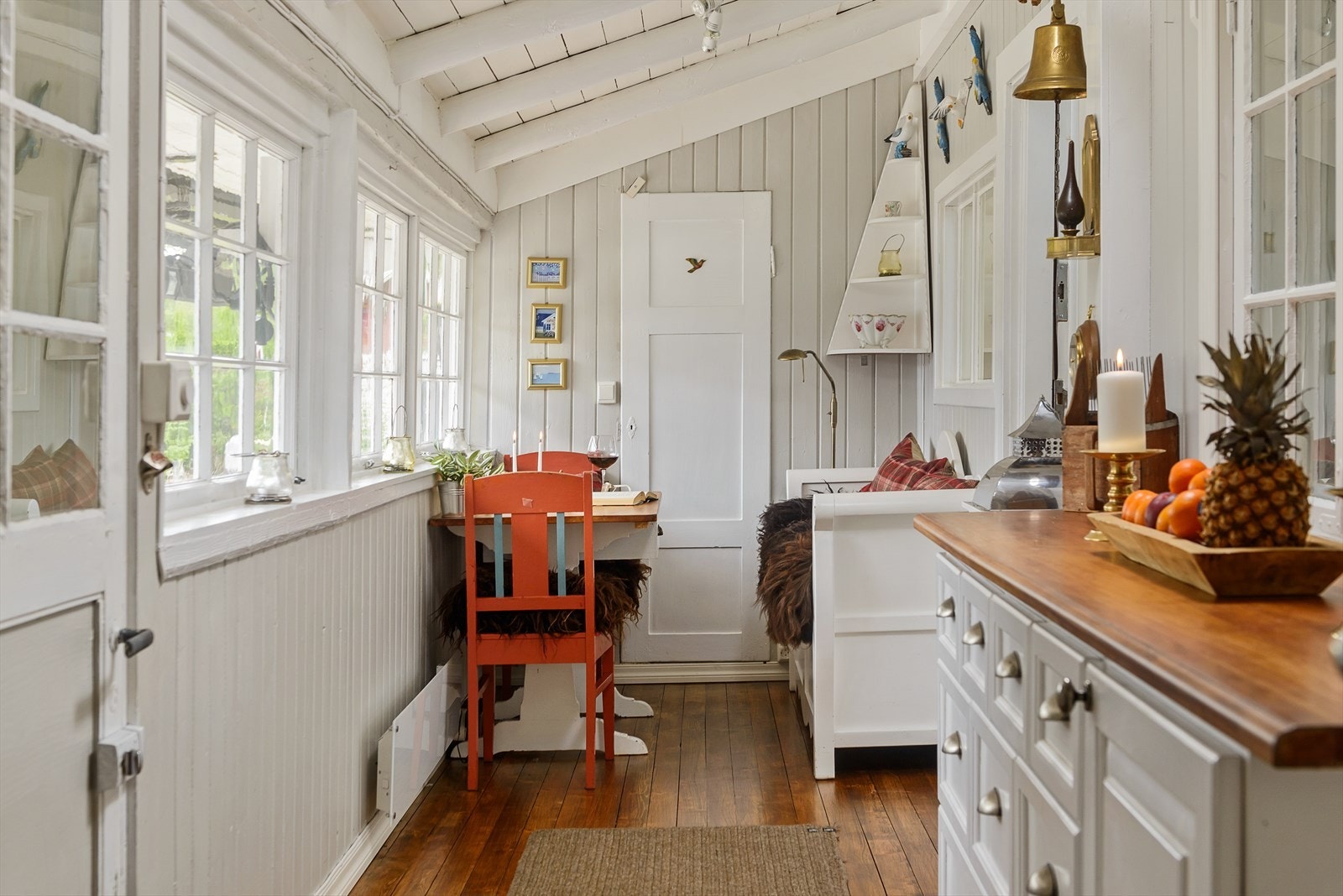 Innerst i sommerstuen er det plassbygd romslig skap for ekstra oppbevaring. Galleribilde