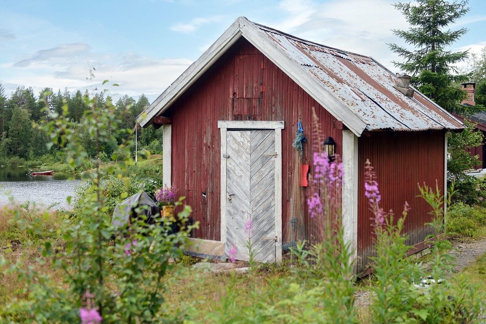 Det er også et eldre frittstående uthus Galleribilde