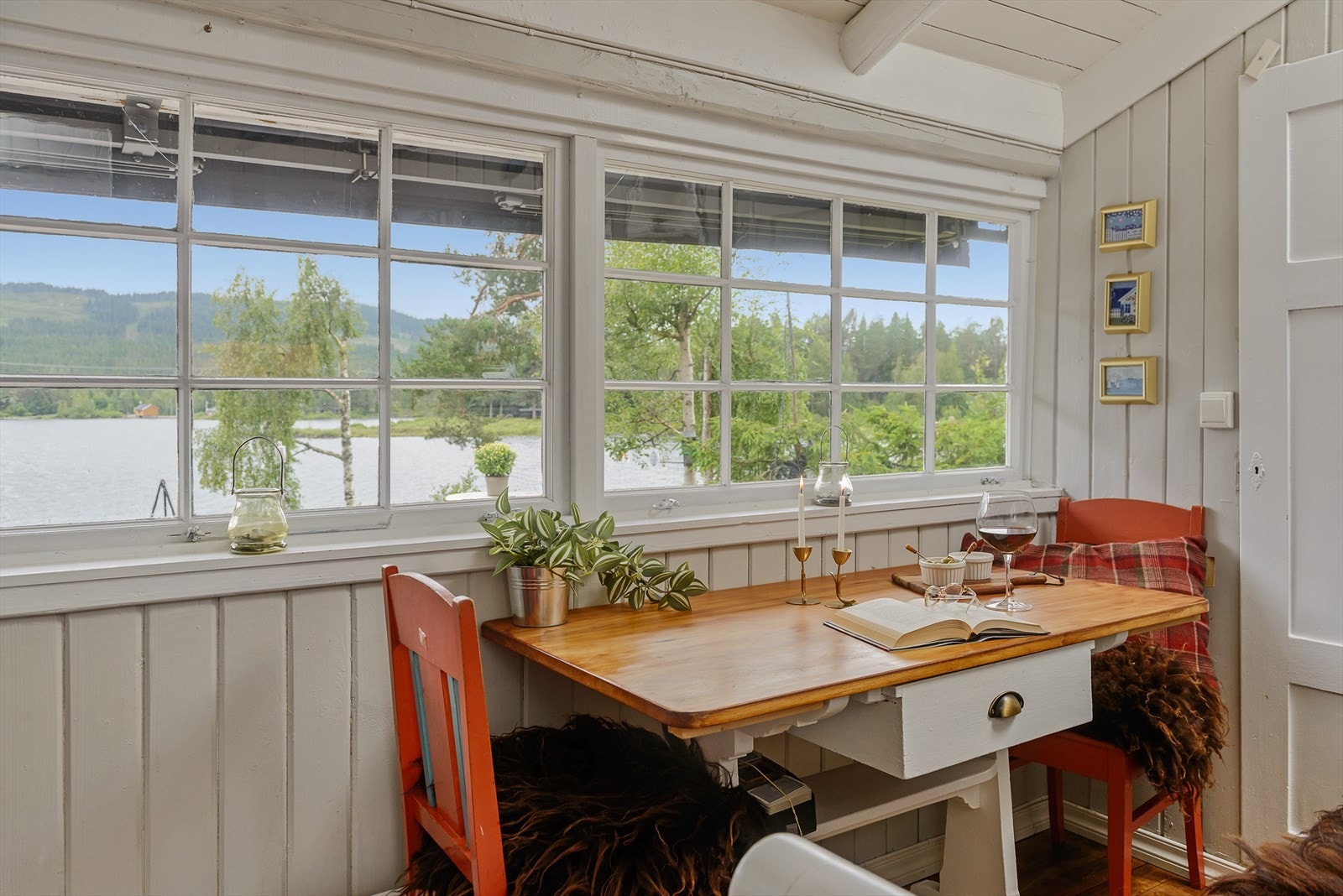 Her inntas mange av kveldsmåltidene med nydelig utsikt over vannet. Galleribilde