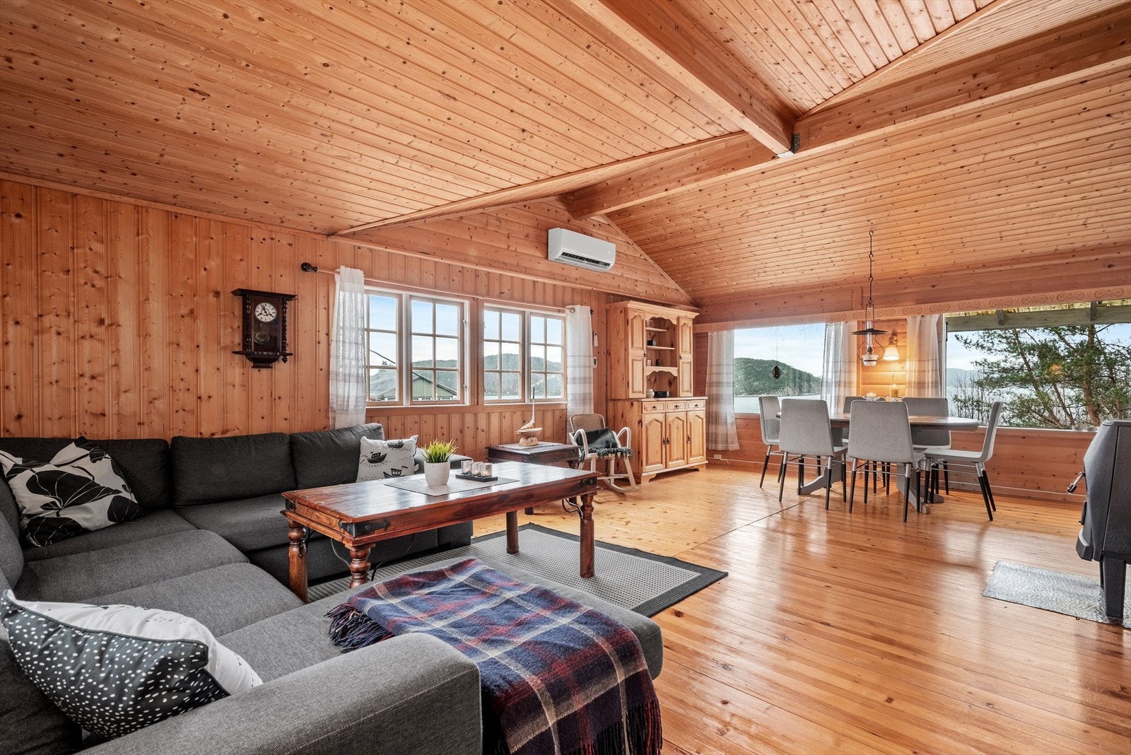 Store vinduer i tre retninger gir gode lys- og utsiktsforhold i stuen. Galleribilde