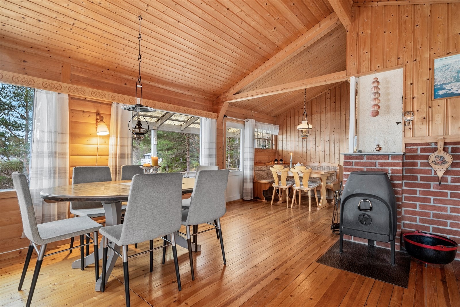 Utformingen gjør stuen enkel å møblere med flere sittegrupper - uten at det oppleves rotete. Galleribilde