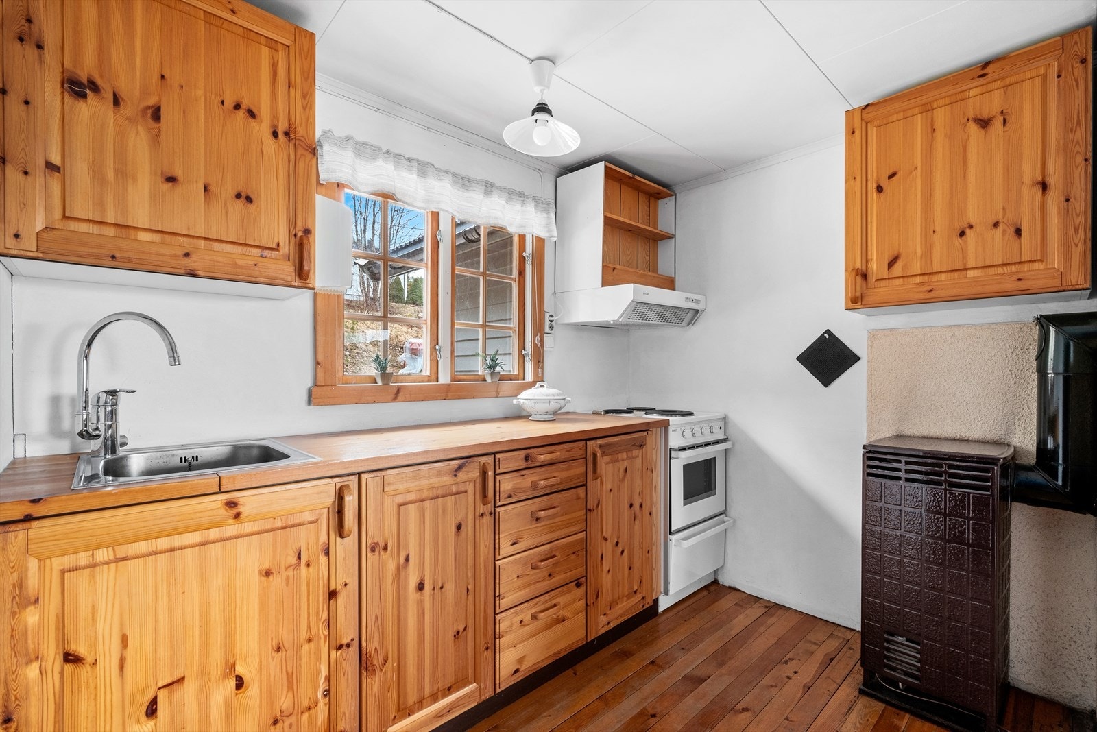 Over kokesonen har kjøkkenet en ventilator. Galleribilde