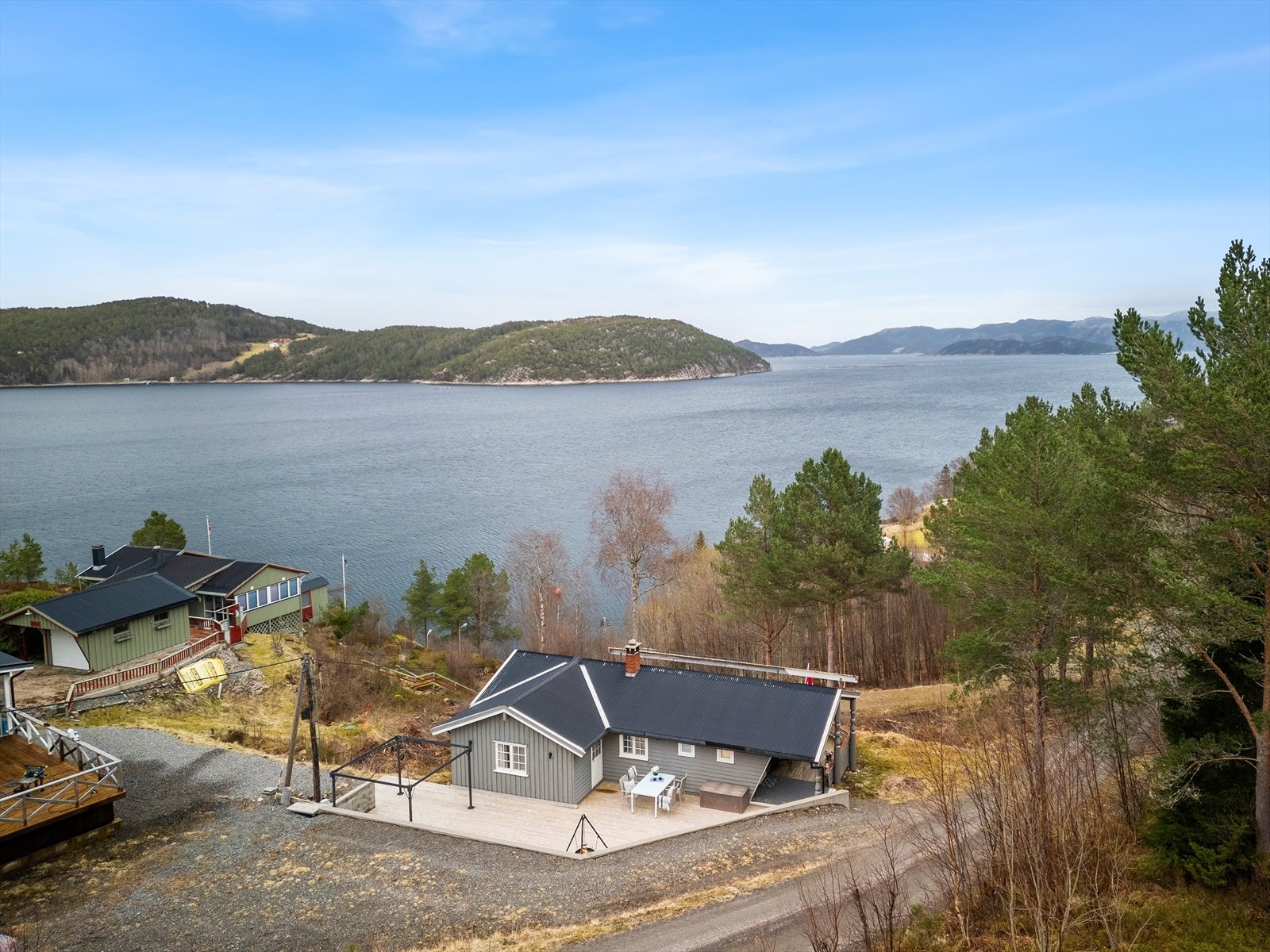 Fra eiendommen er det knappe ca. 30 min kjøretur til Kyrksæterøra, som tilbyr en rekke servicetilbud! Galleribilde