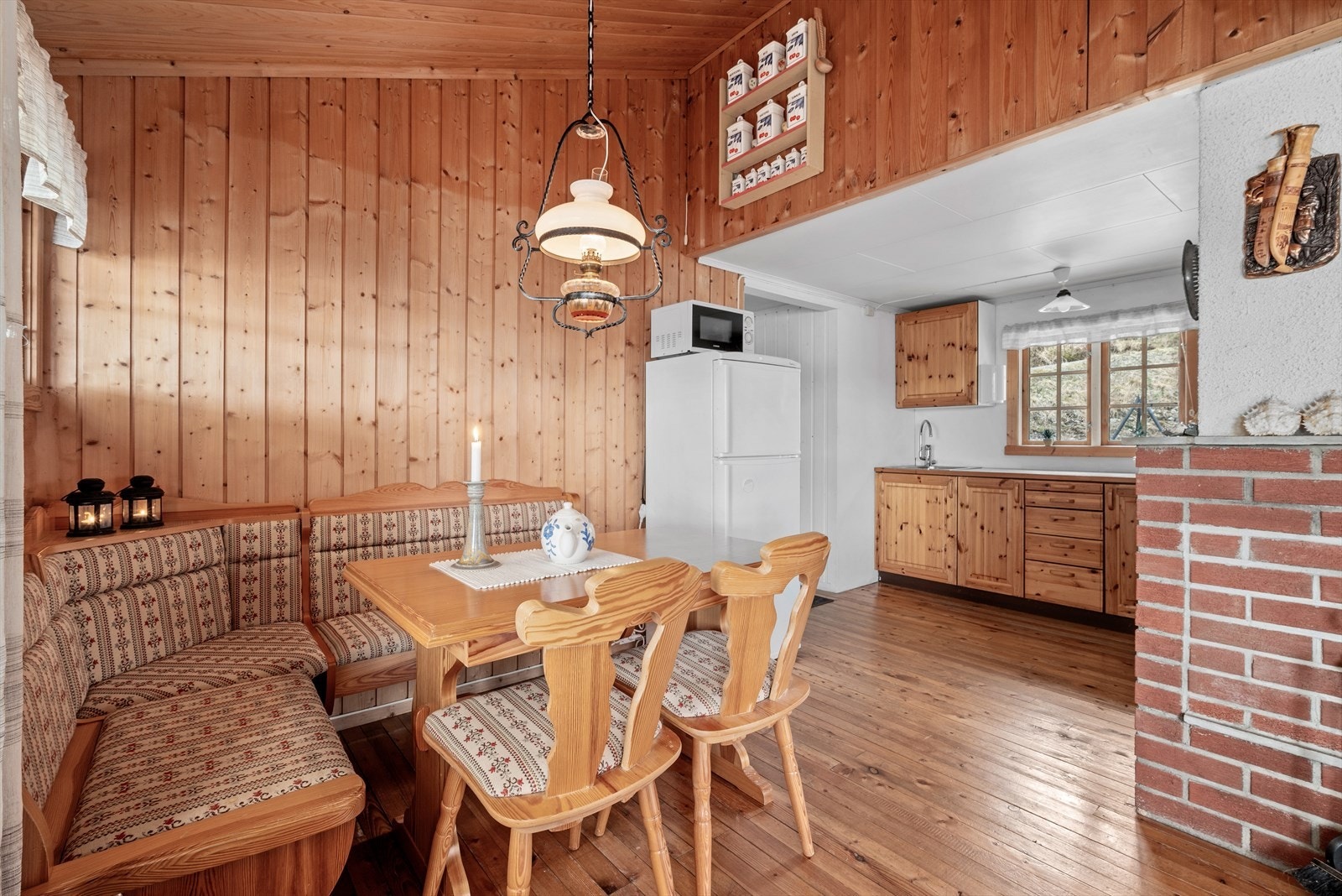 Kjøkkenet ligger klart avgrenset, noe som gir mulighet for både sosial matlaging og skjermet arbeidsro. Galleribilde