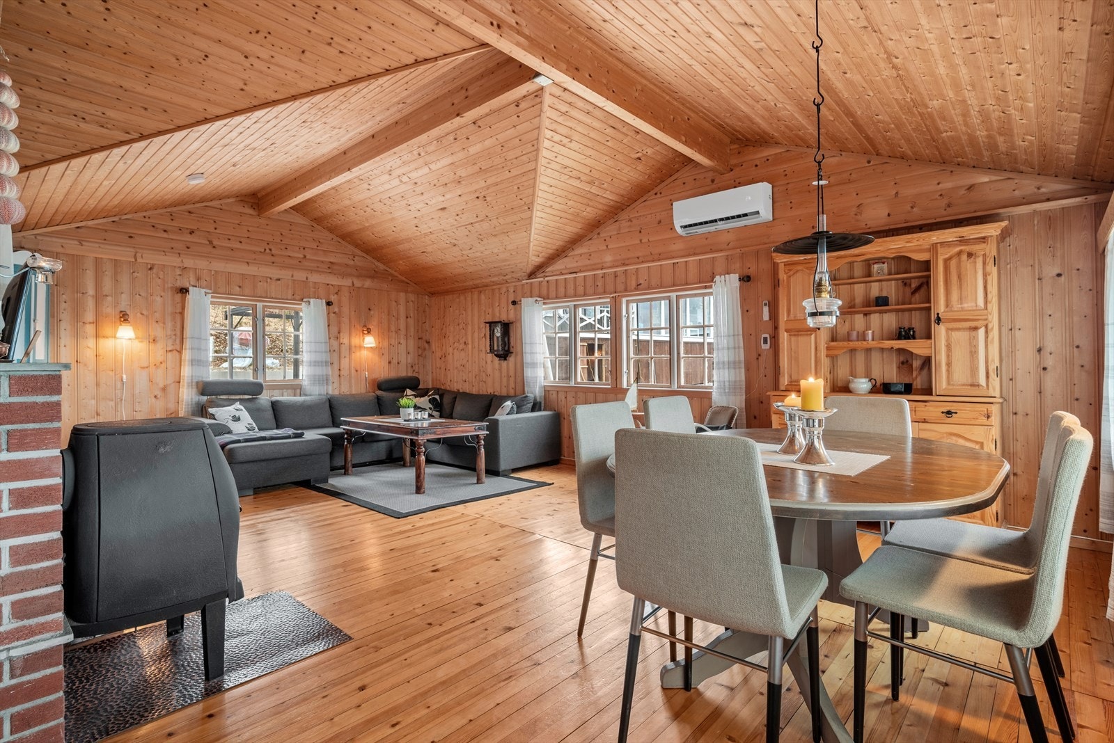 Atmosfæren i stuen er lun og god, med både vedovn og varmepumpe montert. Galleribilde