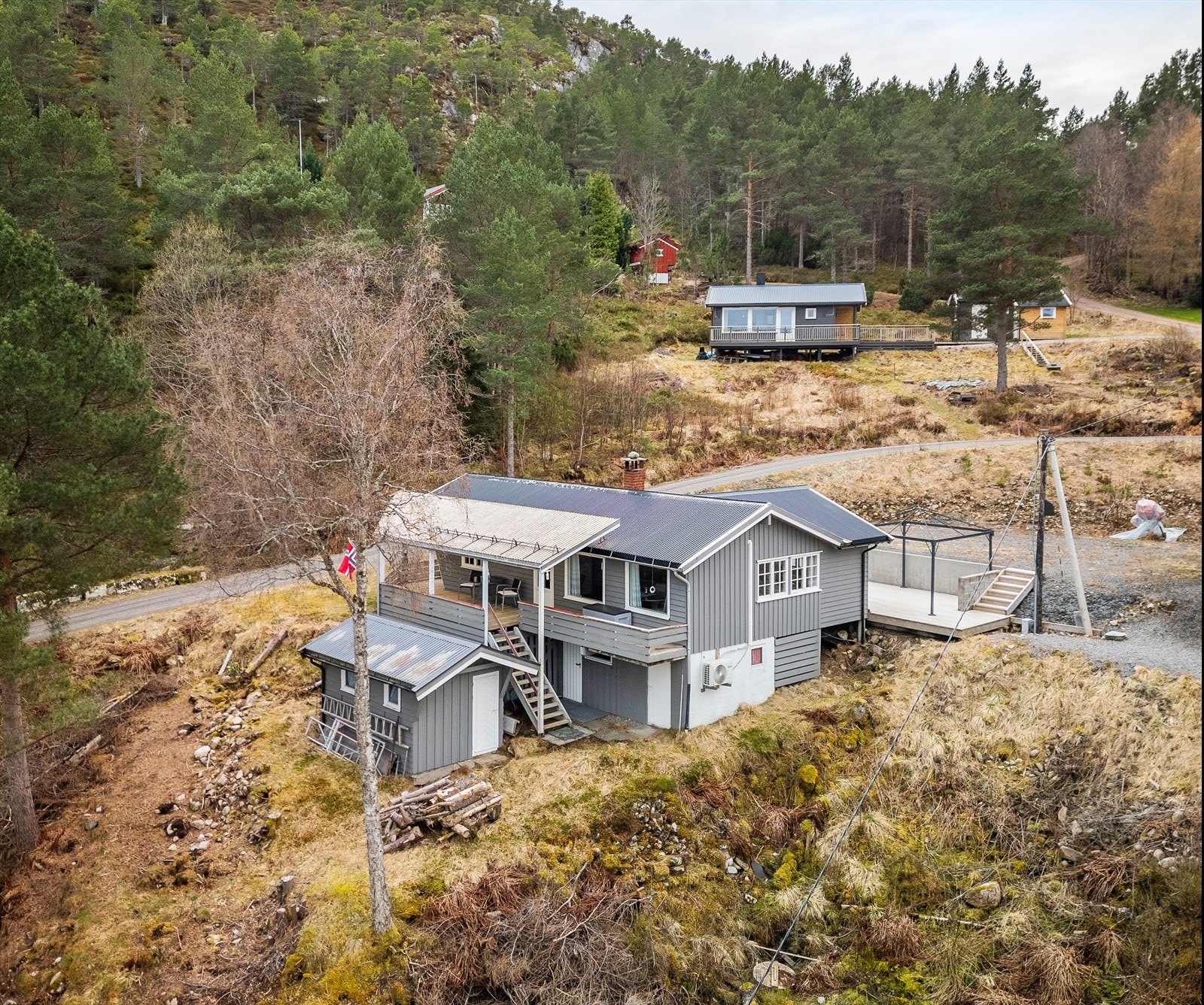 Ved siden av hytta står det et uthus med mye lagringsplass. Galleribilde