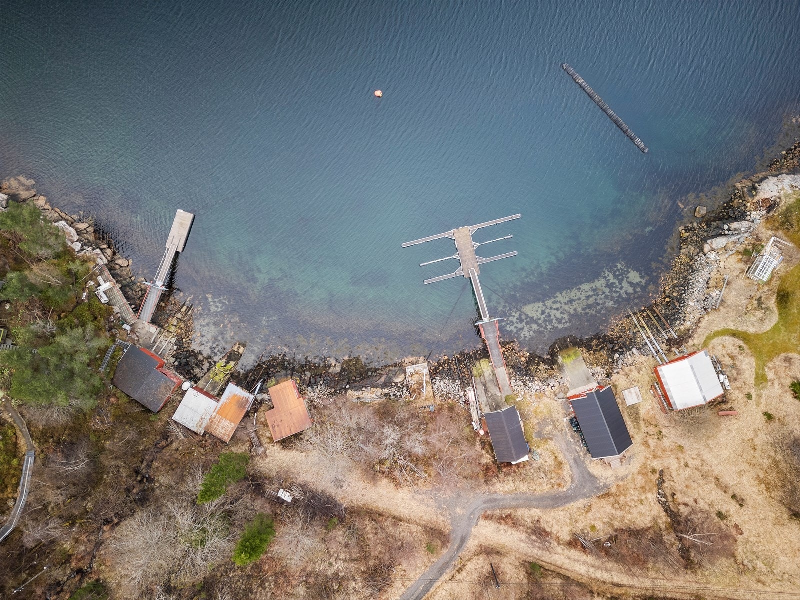 Sjøen nås på få minutter fra hytta! Hytta disponerer et eget naust, og alt er tilrettelagt for pur sommeridyll med bading og fiske. Galleribilde