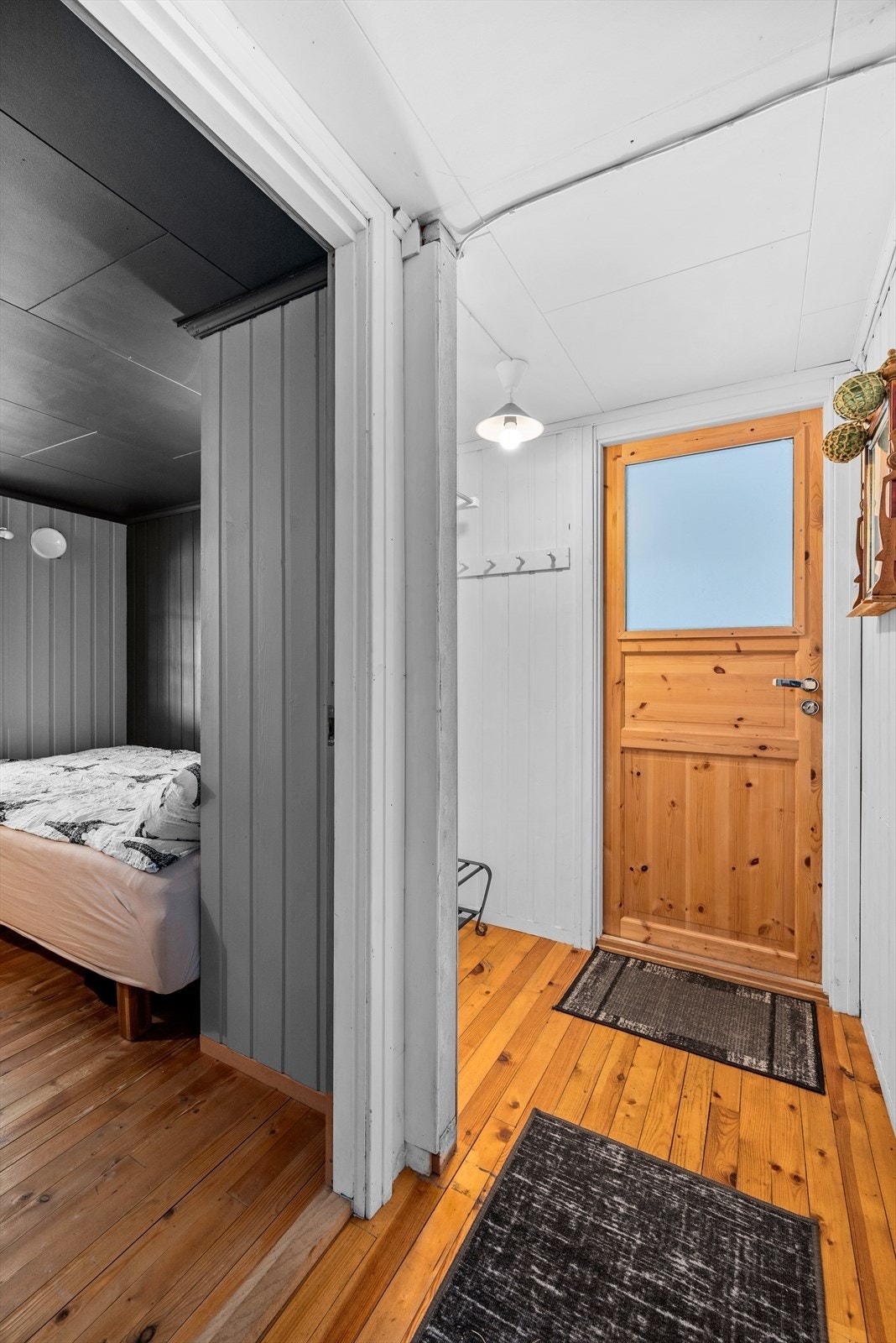 En nisje i entreen passer fint for oppbevaring av yttertøyet. Galleribilde