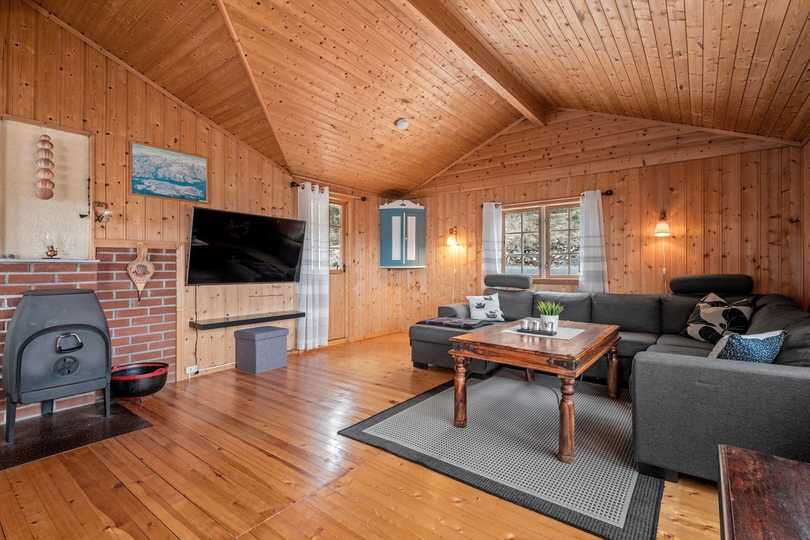 Stuen innbyr til hygge fra tidlig morgen til sent på kveld. Galleribilde