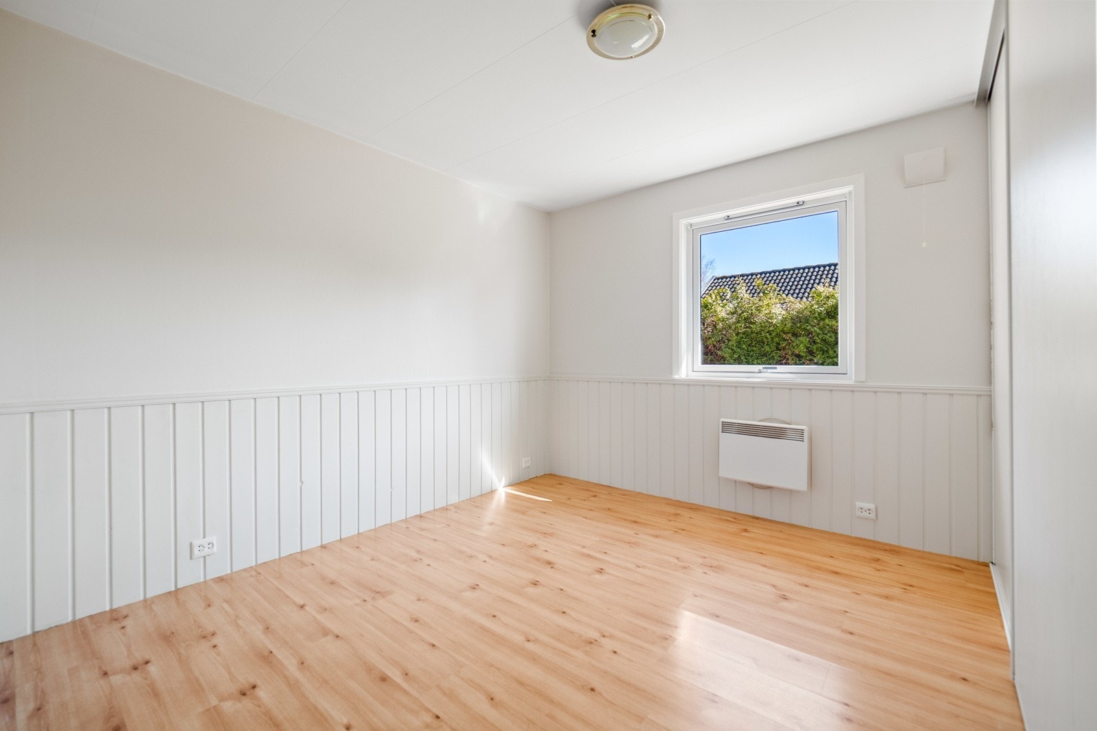 Soverommet i første etasje har stor skyvedørsgarderobe og egner seg godt som hovedsoverom. Galleribilde