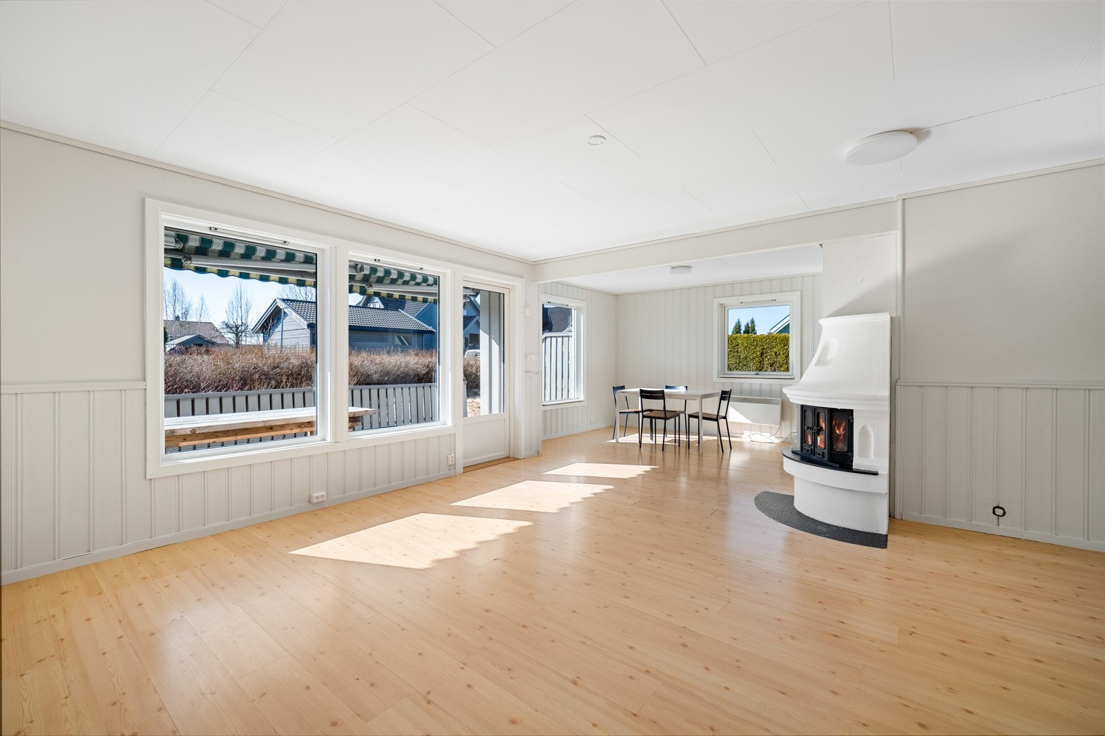 Den vinkelformede planløsningen gir god plass til både sofagruppe og spisestue. Galleribilde