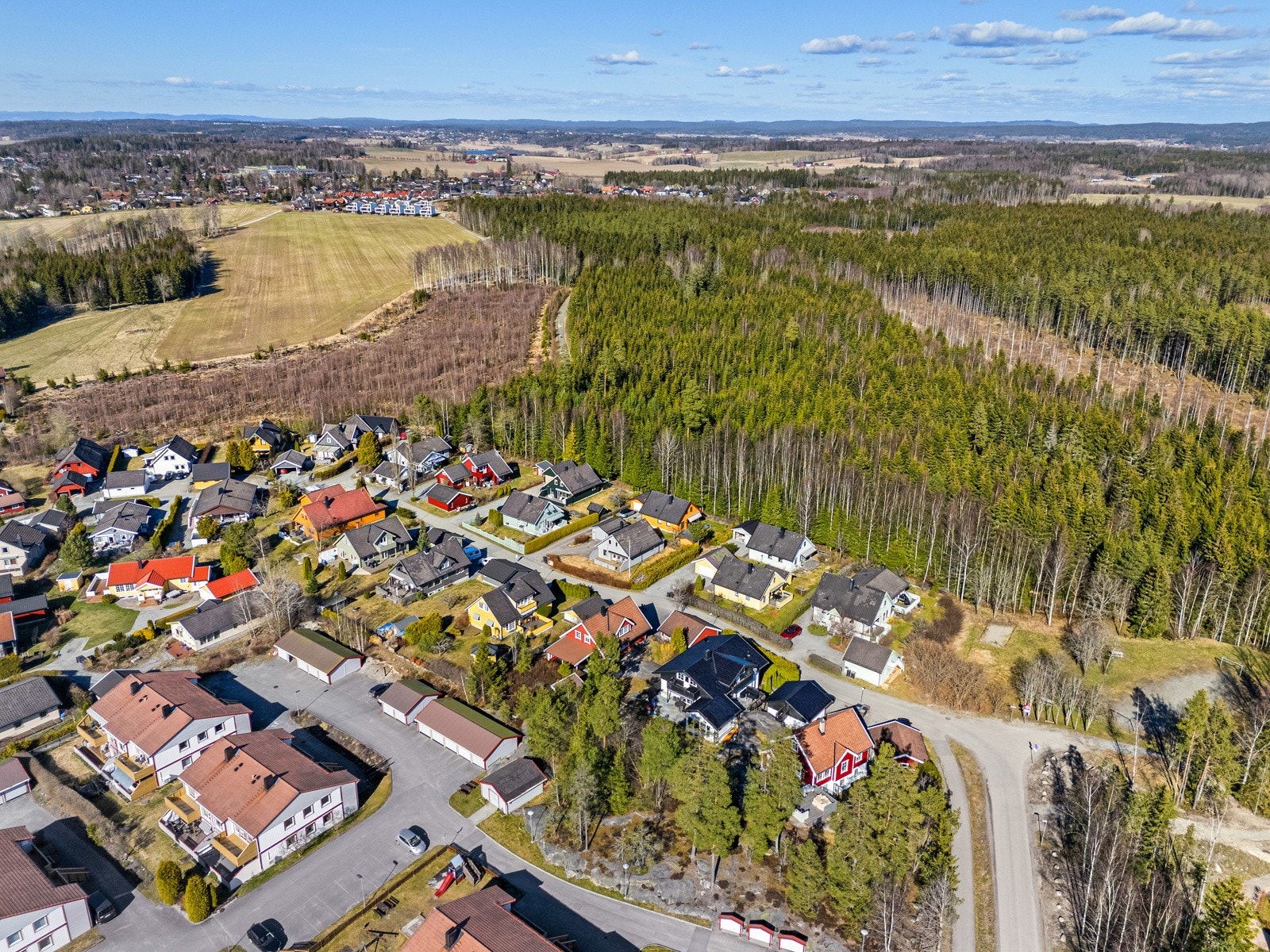 Bussforbindelser ligger kun 350 meter unna, og togstasjonen i Ås nås på få minutter med sykkel eller bil. Galleribilde