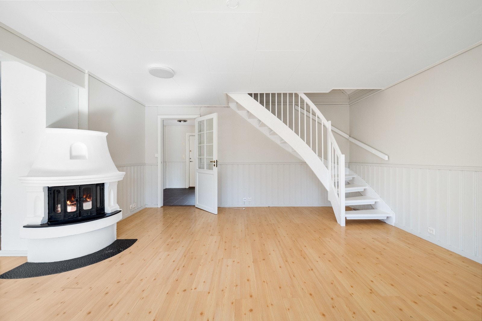 Peisen er et naturlig midtpunkt i rommet, som gir både varme og stemning gjennom årets kaldere måneder. Galleribilde