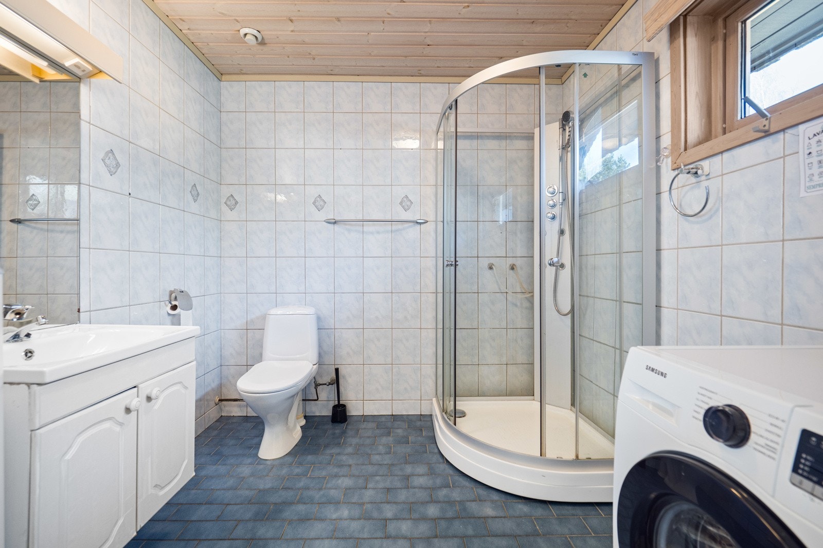 Badet nede har eldre standard, men inneholder alt man trenger, samt opplegg for vaskemaskin. Galleribilde