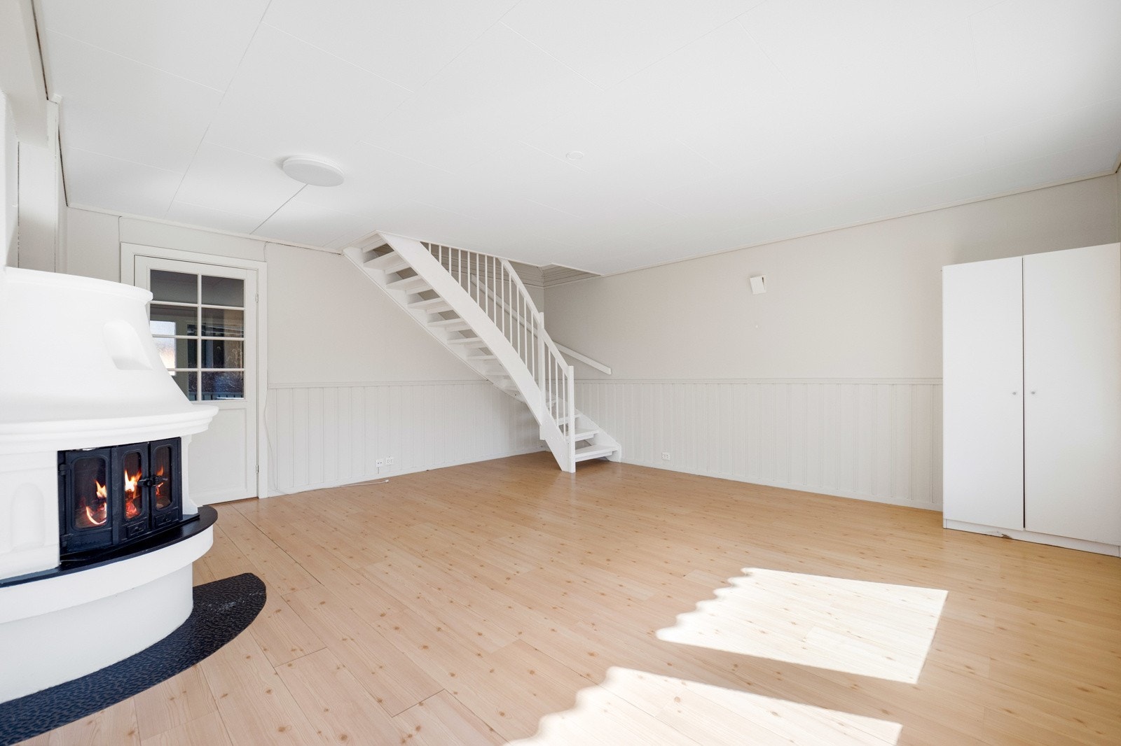 Direkte adkomst til terrasse skaper flyt mellom inne og ute, perfekt for måltider i sommersesongen. Galleribilde