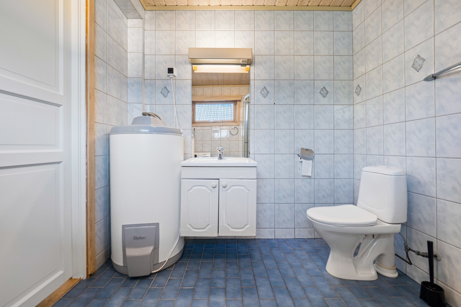 Varmtvannsberederen er fra 2025 og plassert i hjørnet av badet. Galleribilde