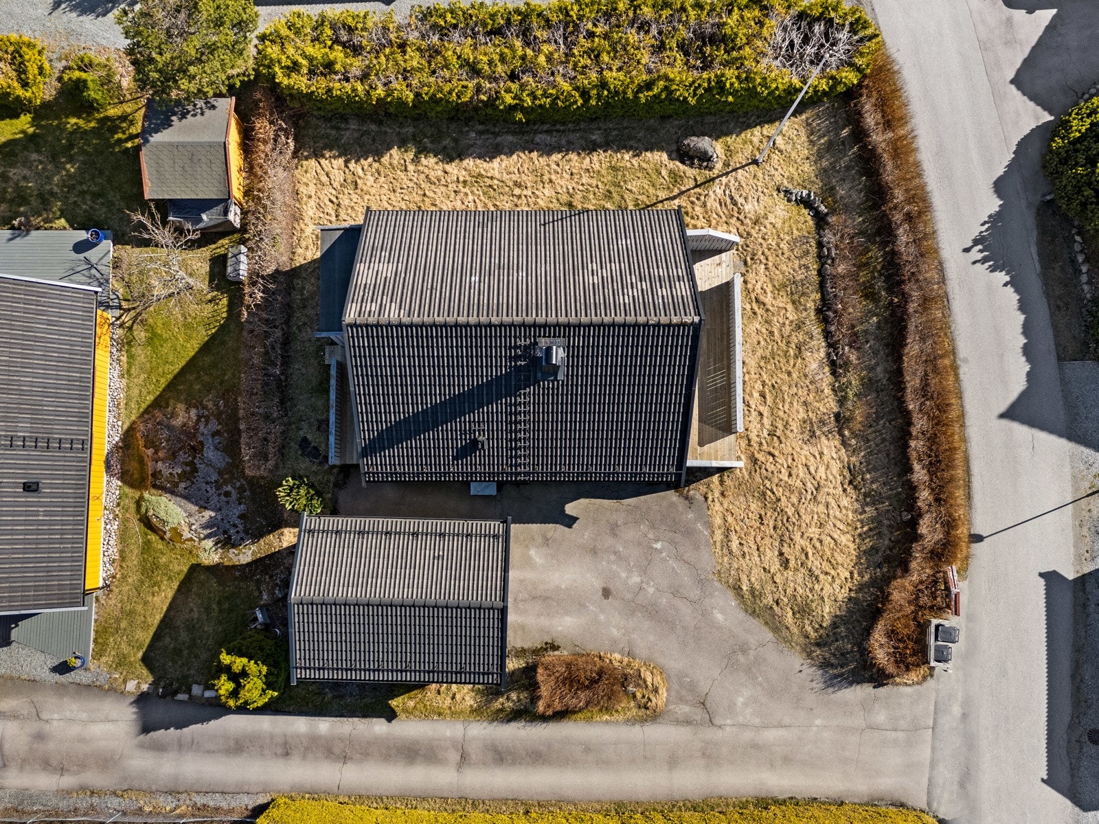 Hagen er avskjermet med hekk og har god boltreplass for liten og stor. Galleribilde