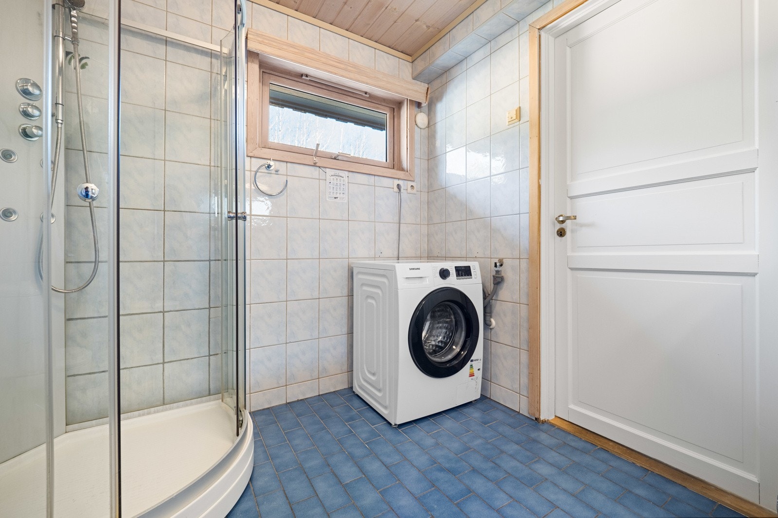 Badet er utstyrt med dusjkabinett, en smart løsning som hindrer unødig vannsøl på et eldre bad. Galleribilde