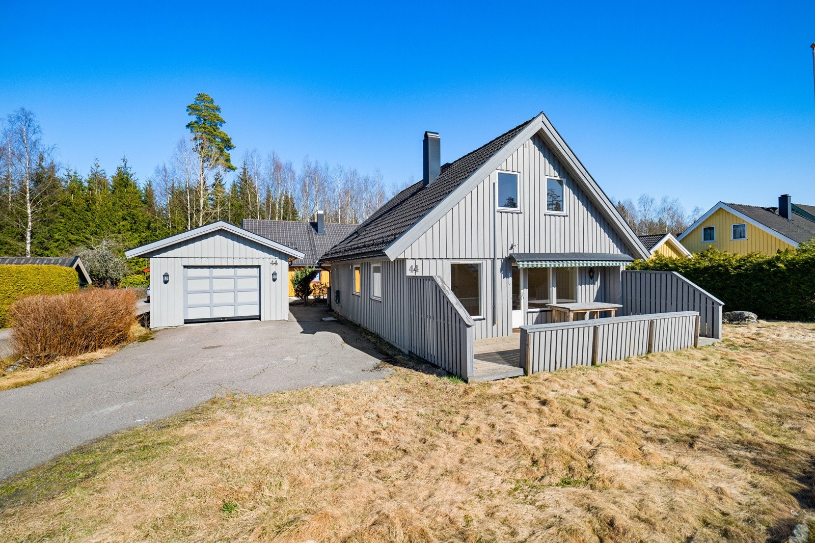 Det er bygd terrasser på til sammen 33 kvm utenfor stuen i sydvest og ved inngangspartiet mot nordøst. Galleribilde