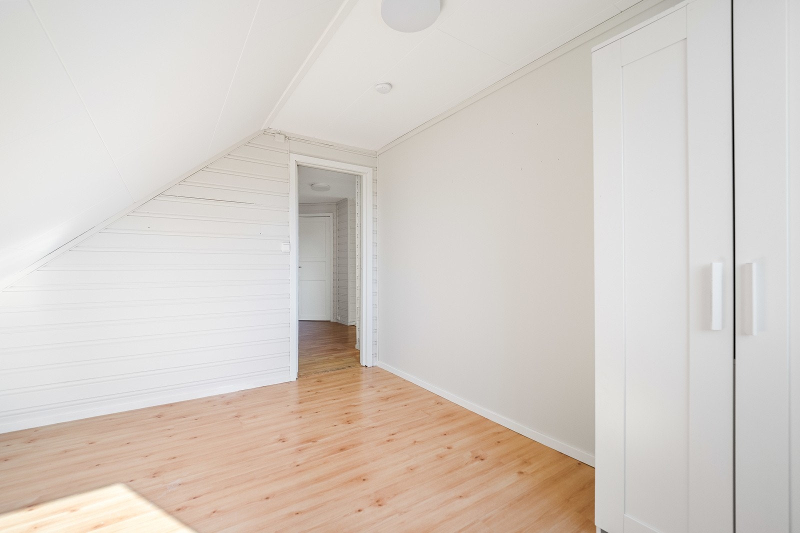 Fargepaletten er lys og nøytral, noe som gir fleksibilitet for videre oppussing og personlig preg. Galleribilde