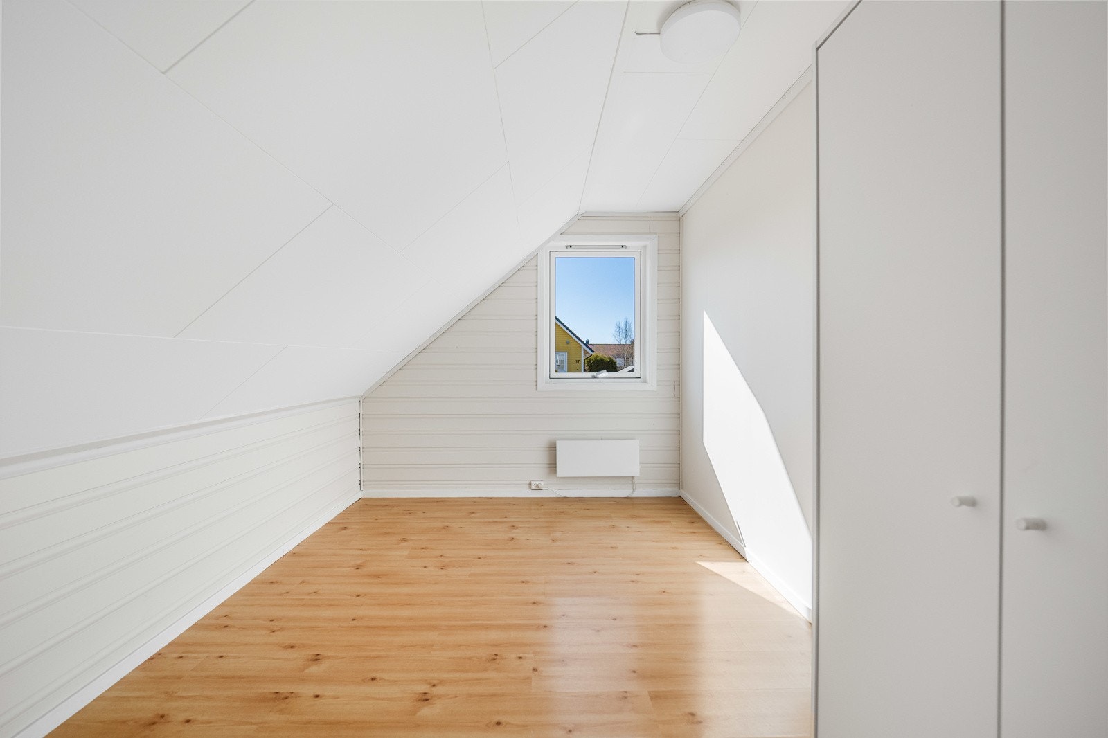 De fire rommene oppe er gjennomgående lyse, med skråtak og garderobeskap på hvert rom. Galleribilde