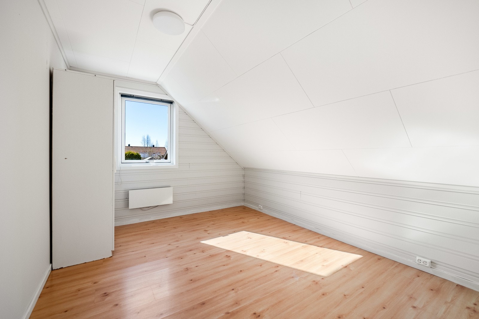 Alle soverommene er malt i samme lyse farge og har gulv i henholdsvis laminat og belegg. Galleribilde