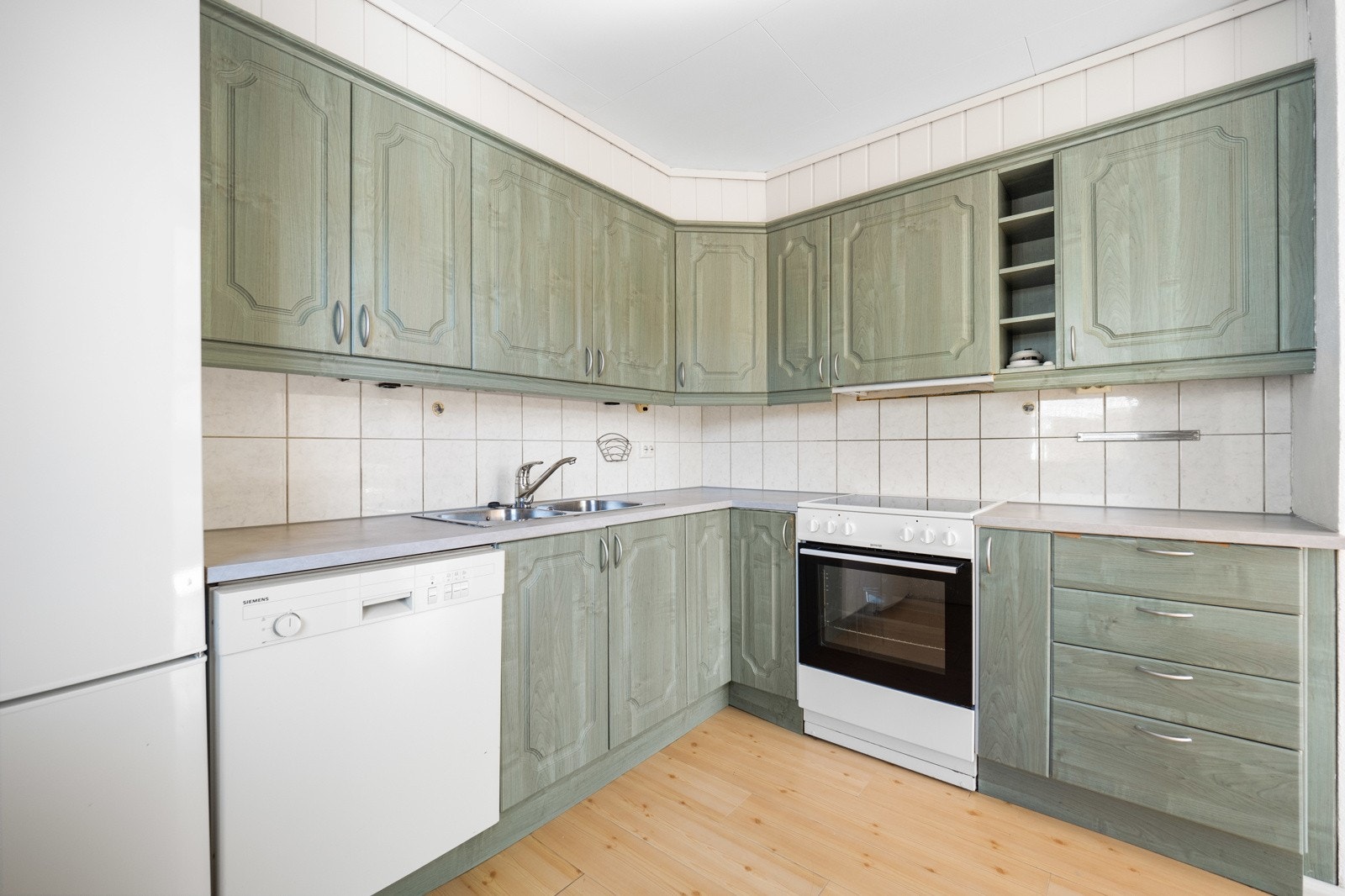 Kjøkkenet har ventilator over komfyrplassen, opplegg for oppvaskmaskin i benken og nisje til kjøleskap. Galleribilde