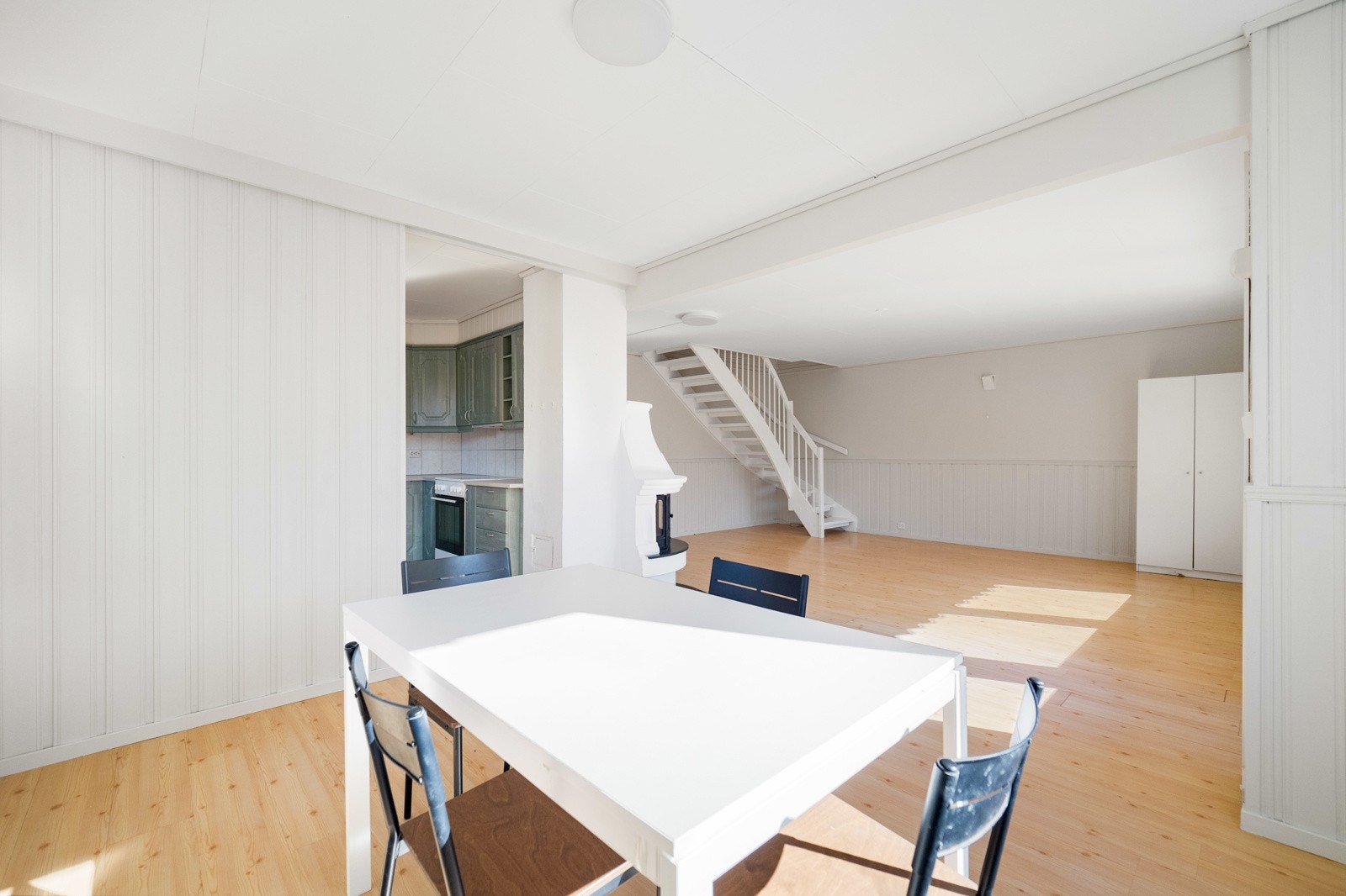 Stuen har vindusflater på to sider, utgang til en sydvestvendt terrasse og direkte inngang til kjøkkenet. Galleribilde