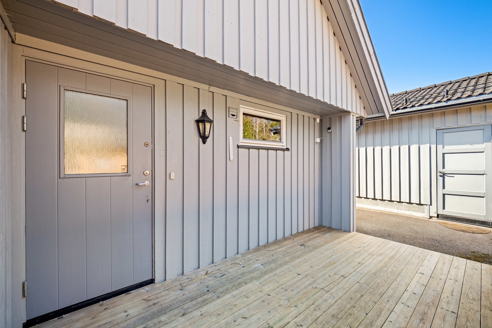 Terrassen ved inngangen har overbygg innerst, utebelysning og tilgang til en utebod. Galleribilde