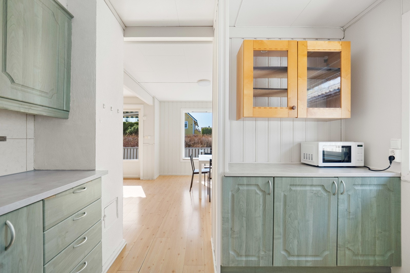 Kjøkkenet ligger skjermet fra stuen og har en eldre, men funksjonell innredning med god skapplass. Galleribilde