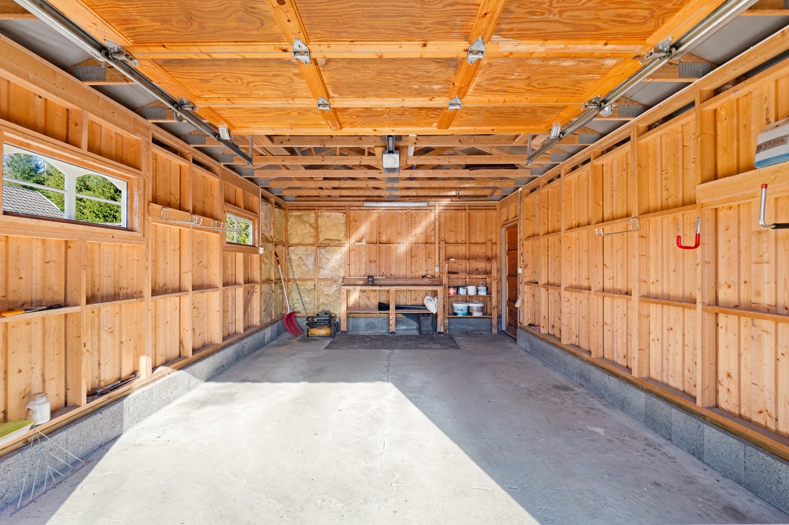 Garasjen har plass til parkering og noe lagringsplass. Galleribilde