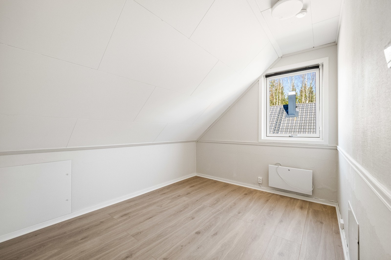 Rommene oppe er holdt i samme stil og farge, med skråtak og malte vegger i både panel og glatt utførelse. Galleribilde