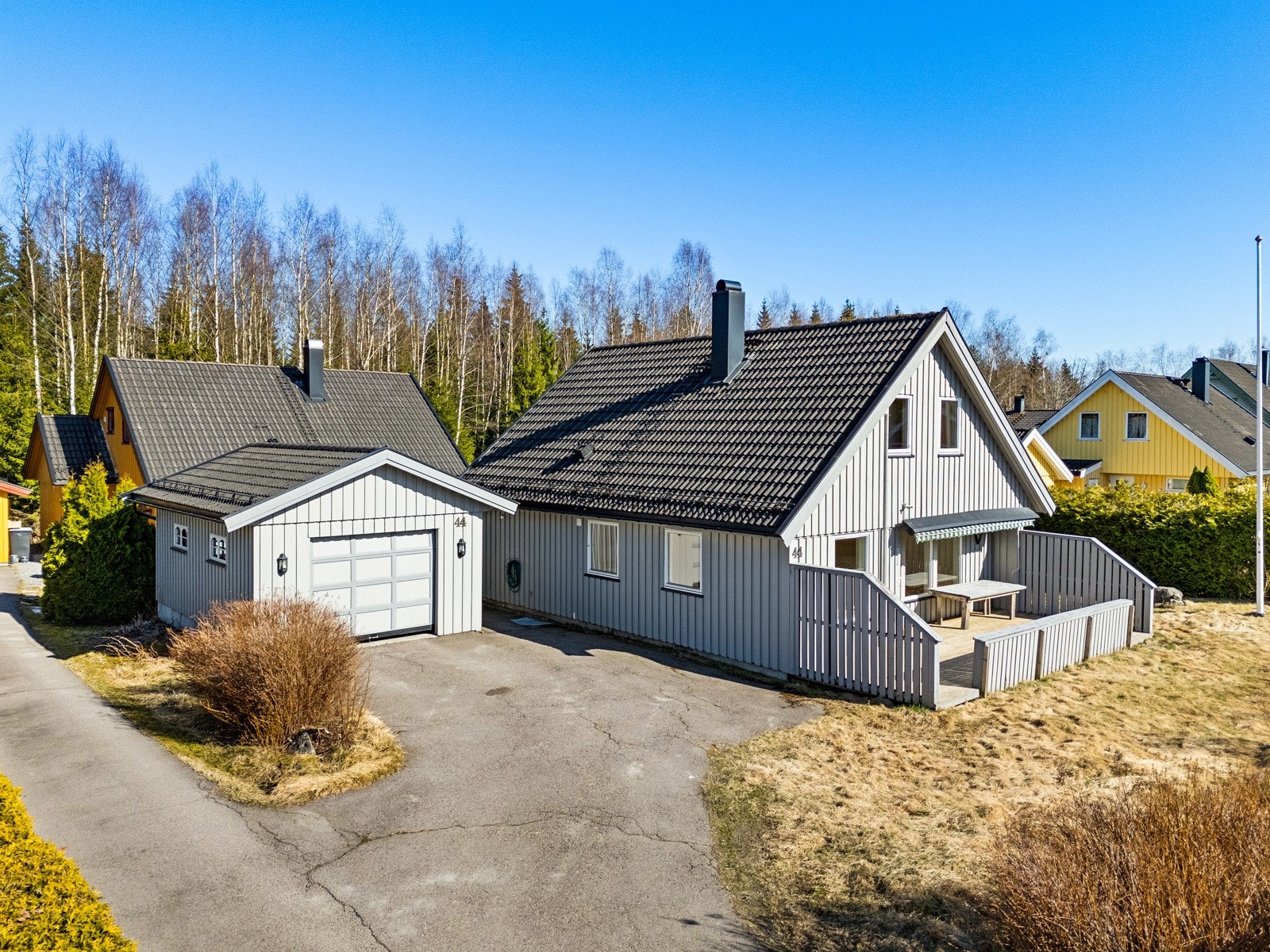 Velkommen til Glimmerveien 44, en enebolig fra 1994, over to plan, rett ved skog og mark. Galleribilde