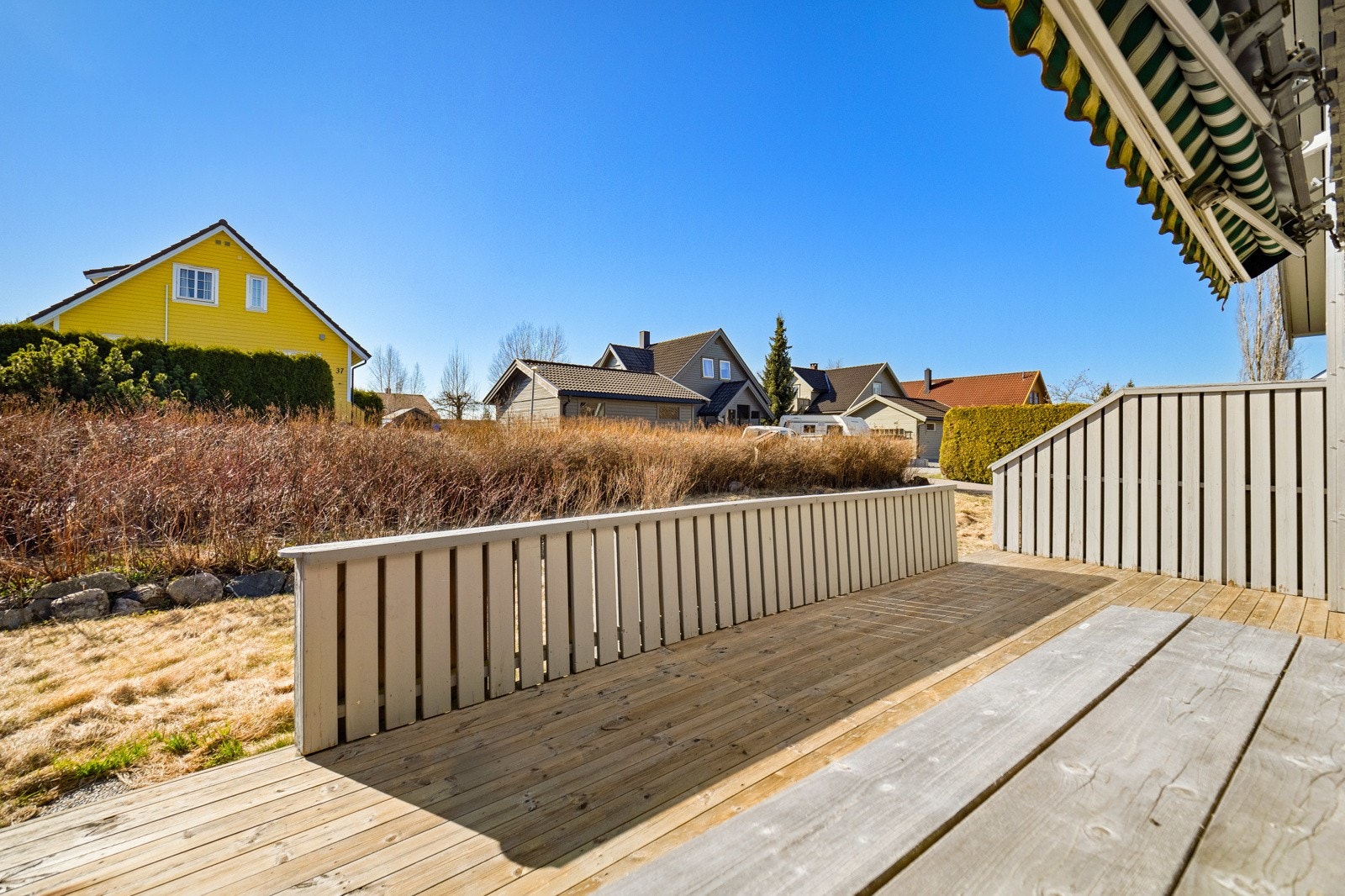 Uteplassene har behov for oppgradering, men gir et solid utgangspunkt for å skape en hyggelig utesone. Galleribilde