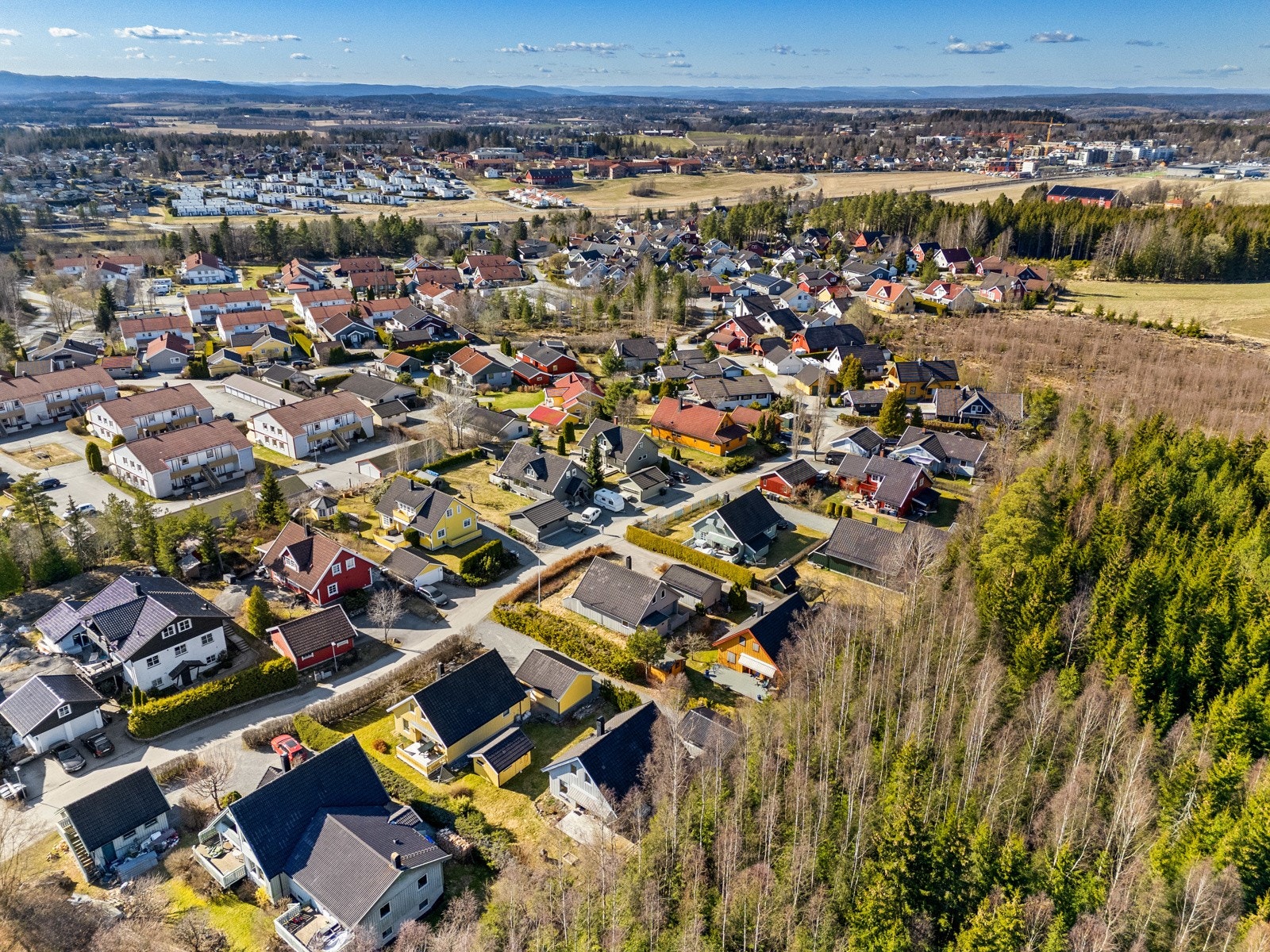 Gangavstand på ca. 110 meter til barnehage, og kort vei til skoler gjør dette til et ideelt hjem for småbarnsfamilier. Galleribilde